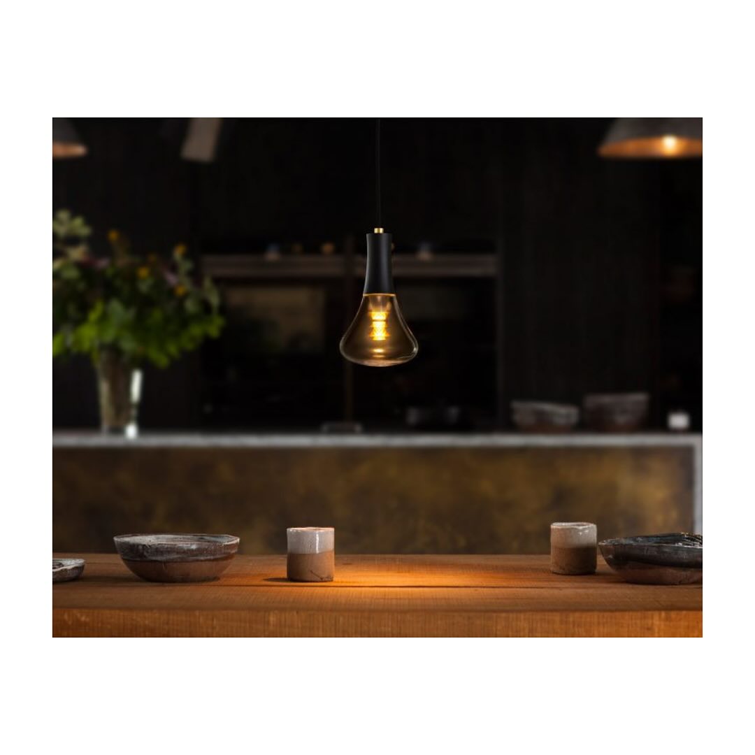 De designlampen van @plumen onderscheiden zich door iconische, strakke lijnen en eersteklas materialen. Ze weerspiegelen het gevoel van creativiteit waar het merk om draait.
Sinds 2010 verkent Plumen de wereld van kunst en design, gecombineerd met nieuwe technologische middelen die hen hielpen nieuwe manieren te ontdekken om de huizen en levens over de hele wereld te verlichten.
Plumen is bekroond met awards als de Design Brit Insurance of the Year en de British Design Awards van @elledecorationuk.
Daarnaast is het merk erkend door belangrijke designercollecties zoals het @vamuseum in Londen en het @themuseumofmodernart in New York.
ACTIVITEITEN
๐ก PR en mediarelaties in de BeNeLux en Duitsland
๐ก Persberichten in het Nederlands en Engels
๐ก Event management
#portfolio #communicatie #communicatieadvies #PR #marcom #plumen #designlighting #interiordesign #interiordecoration #interior #lampdesign #interiortrends #homedecor