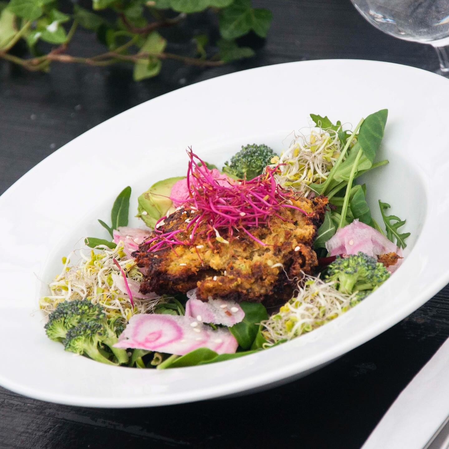 Rödbetsgroddar 🌱💓
Rödbetsgroddar är inte bara vackra att se på, de är även fulla av nyttiga näringsämnen. De är rika på antioxidanter, vitaminer och mineraler som hjälper till att boosta immunförsvaret och förbättra din hälsa.
Härligt färgglad garnityr! Toppa sallader, mackor, snittar, smoothies eller vilken maträtt som helst med en nyttig färgklick 💓🌱
#Rödbetsgroddar #Superfood #nyttogrönt #frånsverige #närodlat #sprouts #healthyfood #Växtkraft #Hälsa #groddar