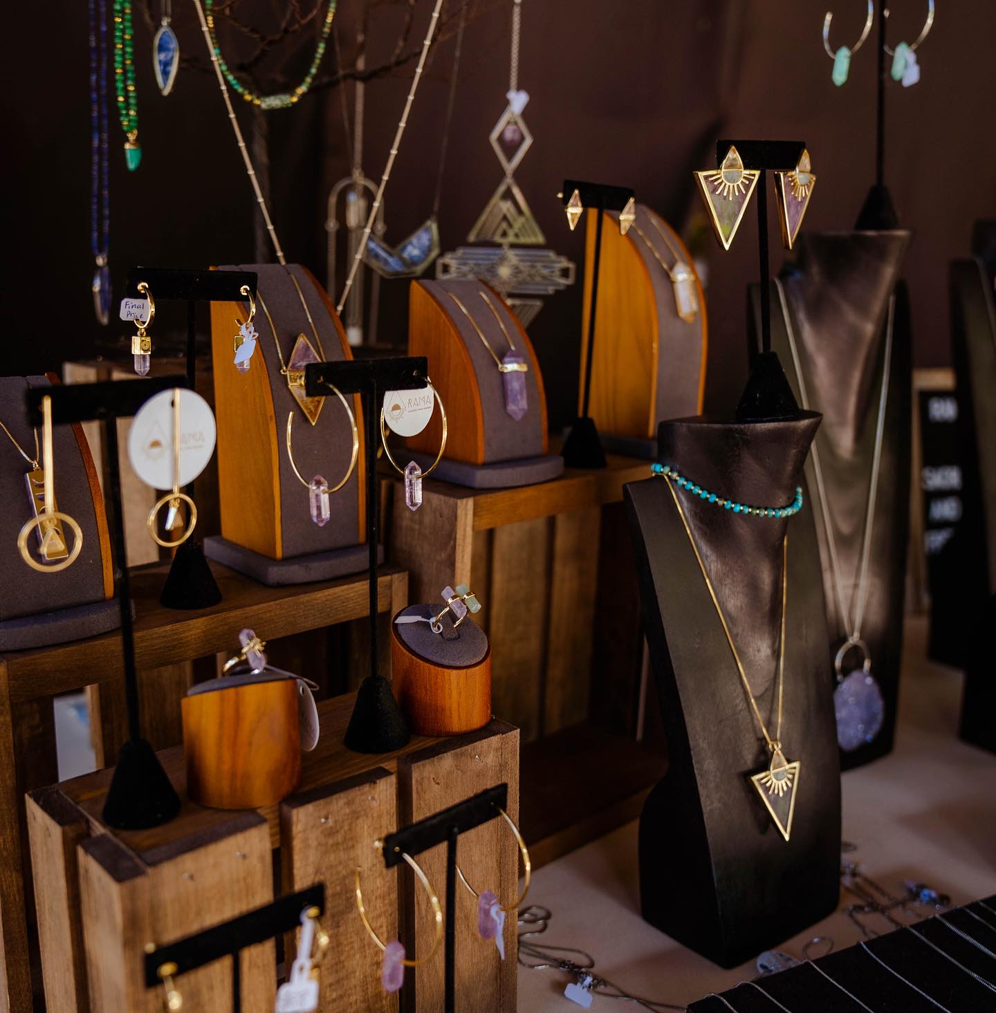 Anyone who knows our jewelry knows that our crystals are of the highest quality. 🔮
All of our pieces are consciously developed in Brazil by families of artisans. Our design is exclusive and each piece is made with love and care.
💓
Enjoy our SUPER SALE !!! ⚡️⚡️⚡️