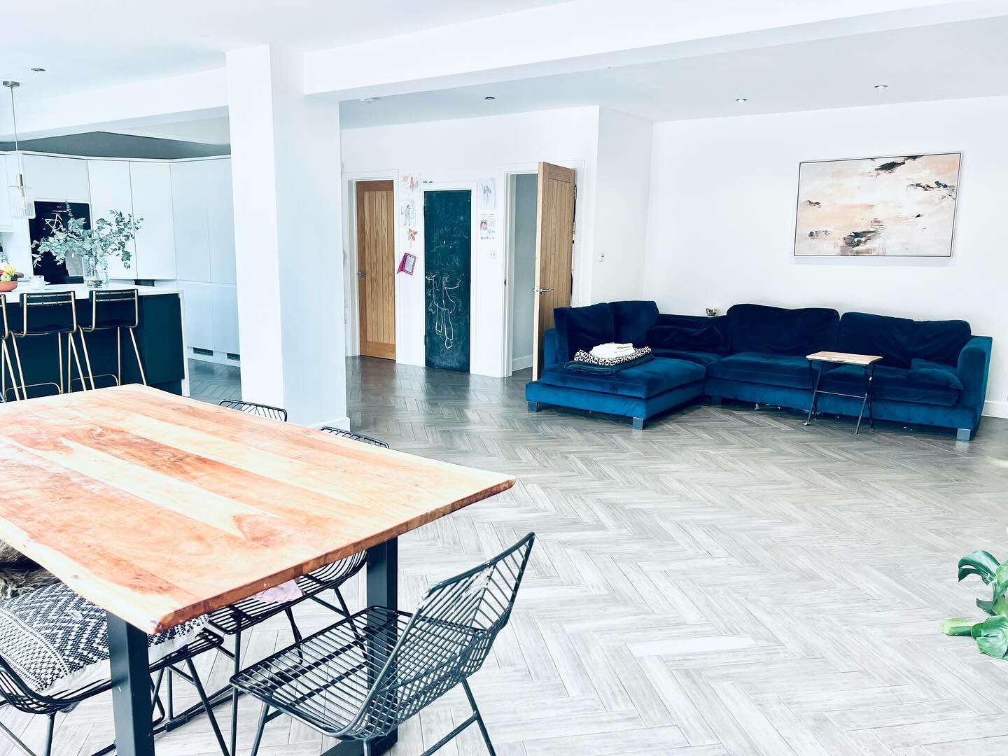 Beautiful home extension giving all the feels for open plan living! 👌#murrillbuild #openplanliving #extension #kitchenextension #essexhomes #chelmsfordhomes #kitchen #livingroom #builders #carpentry
