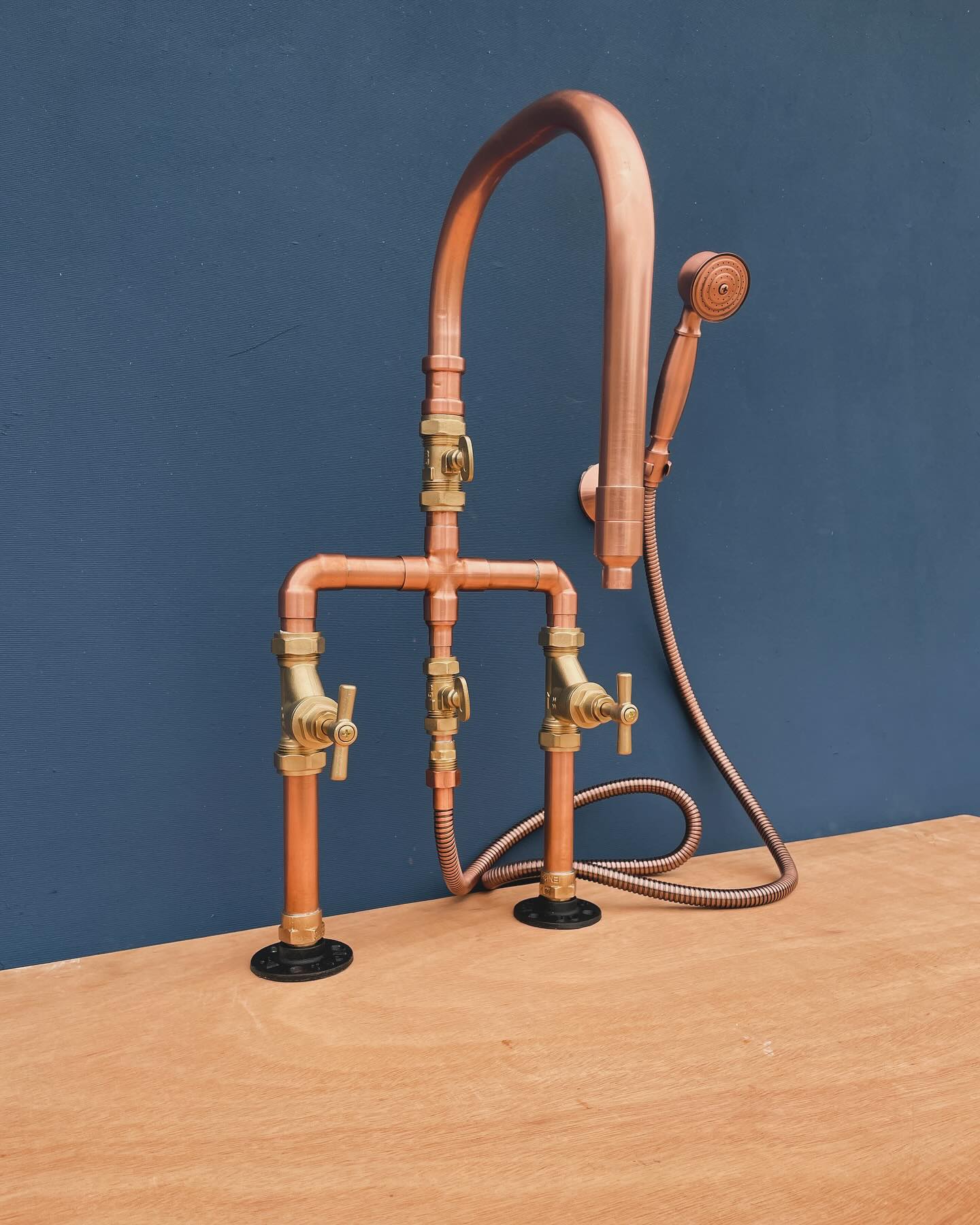Another bespoke item made for a lovely customer this week. This solid copper and brass deck mounted bath tap will be coupled with an outdoor bath. Should look amazing!
#copperbath #coppertap #coppertaps #copperfaucet #brasstaps #bespokebathrooms #industrialdesign #coppersink #outdoorbath