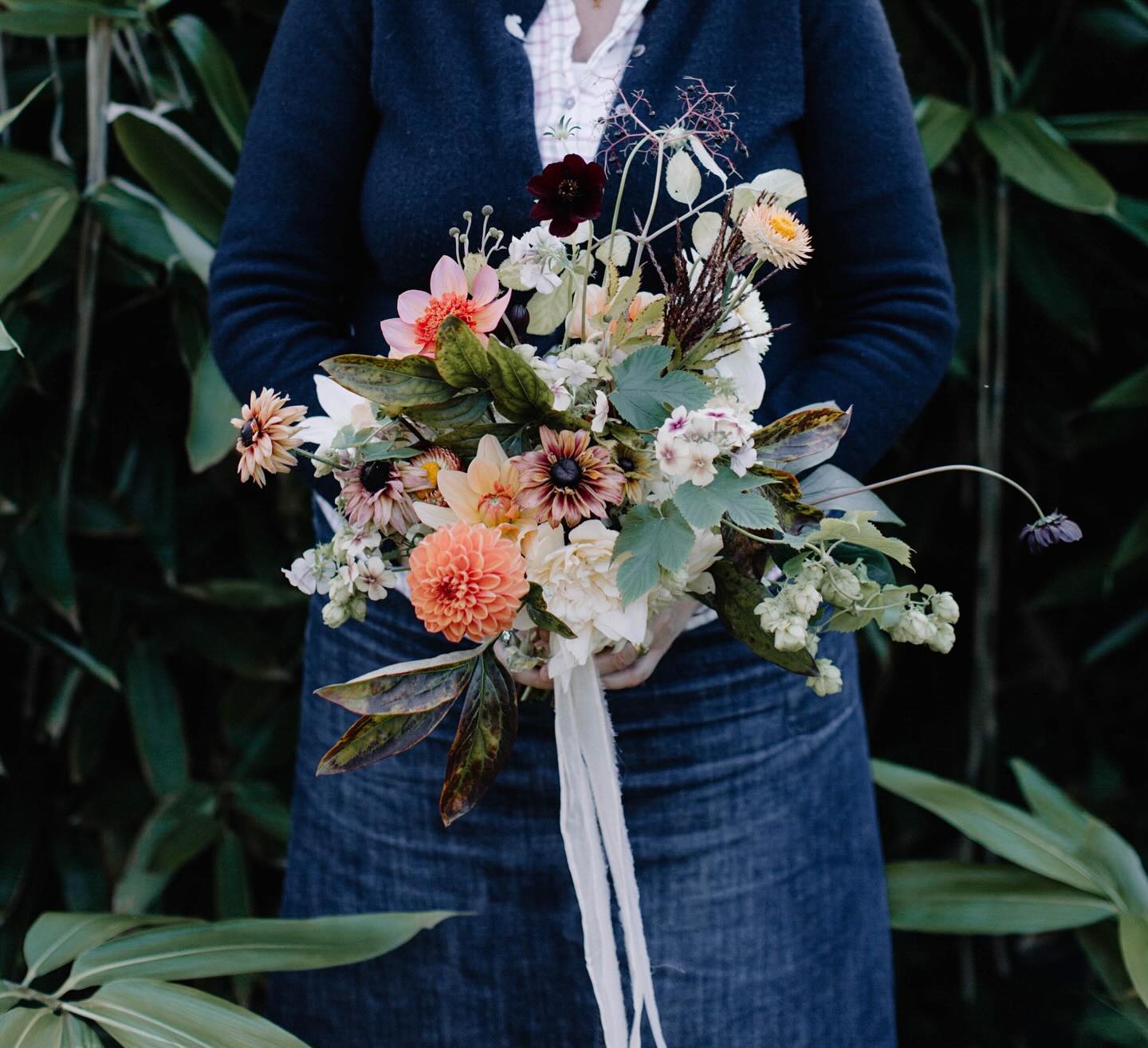 One from the archives.
A day spent with flowers and like minded folk is a day spent wisely. Tammy @wildbunchflowers gave us gentle guidance and a plethora of autumn blooms to choose from. So many years later, I still love this bouquet, and the ageing peony leaves. Top nosh in a tumble down cottage as well!
Super photography by Rebecca Goddard
#loveadaywiththeflowers #floralantics #gardeninspired #seasonally #wildstylebouquet #autumnbride #dahlias #rudbekia #excessivelydivertedbyflowers