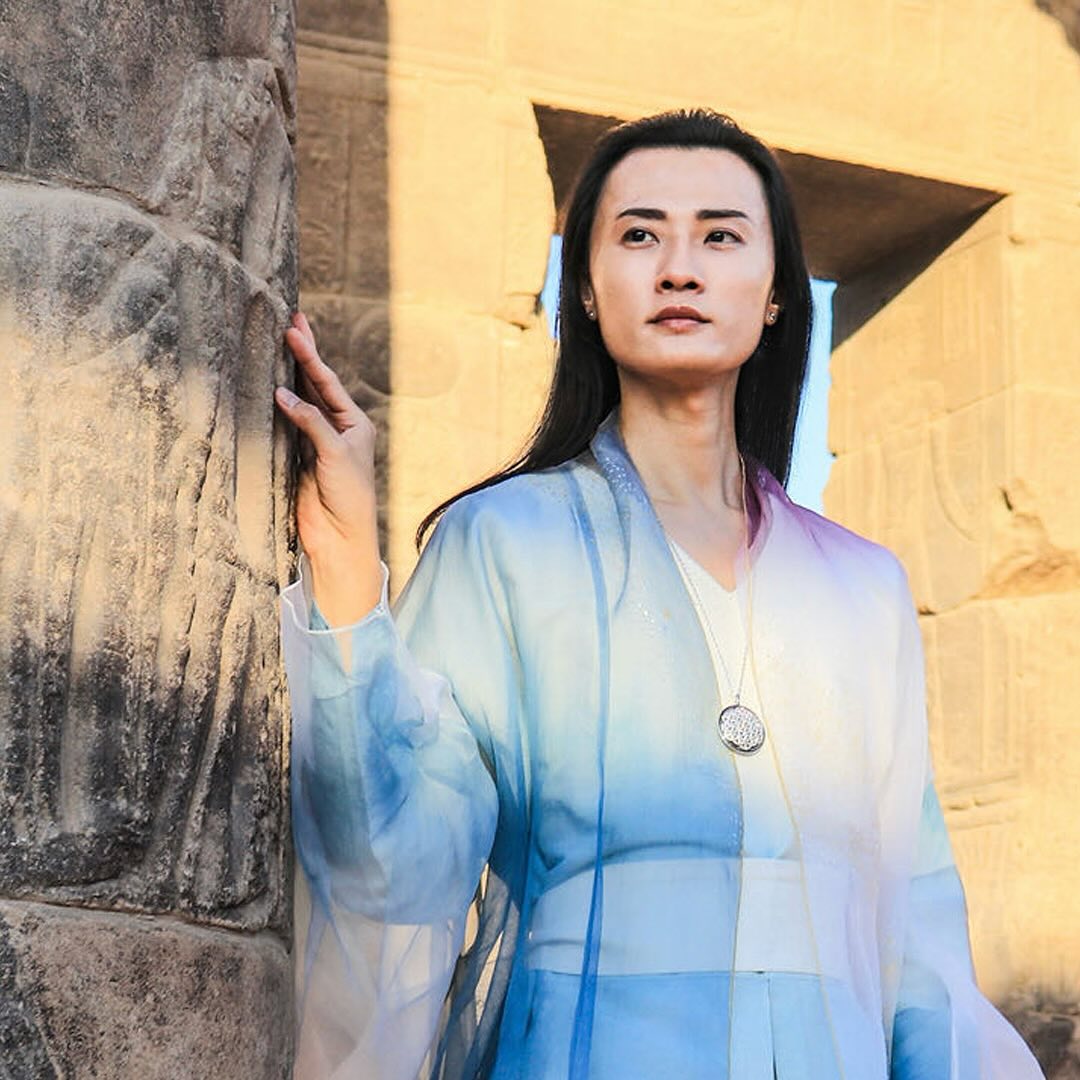 写真はエジプト・イシス神殿でのヤンタラジロー氏
【お知らせ】
三連休の日・月と、 『スピリチュアルフェスティバル2024』@幕張メッセにいます。遊びに来てくださいね。
8月11日(日)14:30 - 15:15 無料講演 『スターネイションズチャネリング』
8月12日(祝)13:15-14:15 有料講演『星からのクォンタムヒーリング』
詳細はプロフィールのリンク先からご覧ください
※ 12:12銀河アセンション・エジプトは国内線予約の関係での申し込み締切が迫ってきております。気になっている方はお早めに!
#スターネイションズチャネリング #スピリチュアルフェスティバル2024 #クォンタムヒーリング #ライトランゲージ #ヤンタラジロー