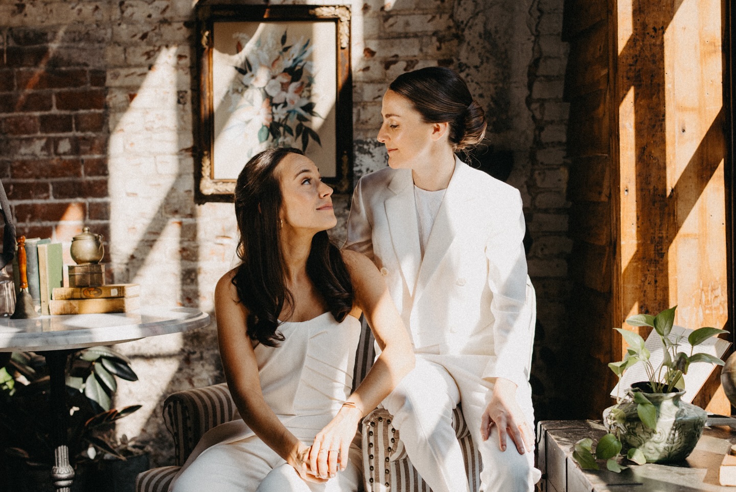 These bombshell newlyweds sat in my camera roll for far too long🔥congrats ladies!!! Loved your tasteful as f*ck @harpcrown wedding🍽️🤍🤍