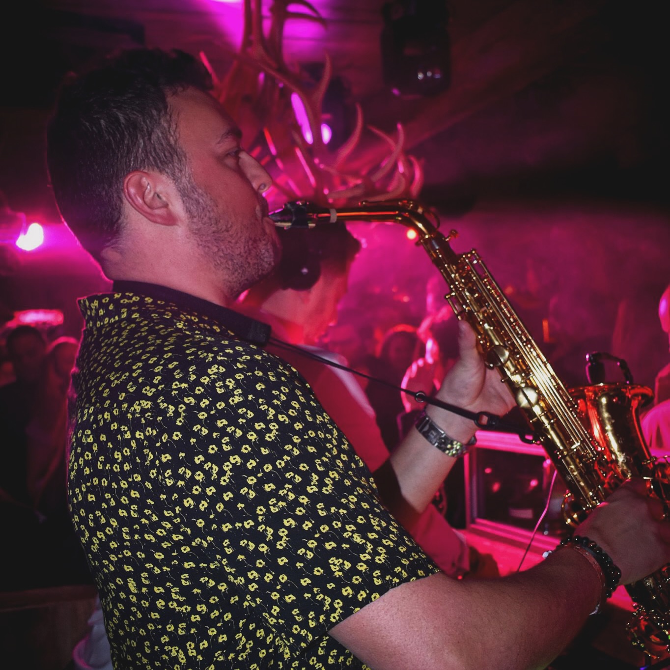 Always good vibes with @adn_djsax !
& w/ my new alto @henriselmerparis Supreme 🎷
#music #musician #instamusic #adn #forever #sax #saxophone #show #live #henriselmerparis #supreme #lovemyjob
