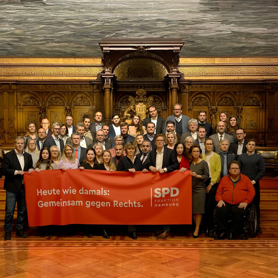 Im Kampf gegen Rechtsextremismus ist unsere Haltung klar: Alle Menschen müssen in unserem Land ohne Angst leben können. Seit 160 Jahren stellen wir uns rechtsextremer Strömungen konsequent in den Weg – heute wie damals gilt: Gemeinsam gegen Rechts. Die in der vergangenen Woche von unabhängigen Investigativjournalist:innen des Recherchezentrums Correctiv veröffentlichten menschenverachtenden Pläne zu Zwangsdeportationen deutscher Staatsbürger:innen machen deutlich: Die AfD arbeitet an der Abschaffung von Rechtsstaat und Demokratie.
Wir wissen, dass sich AfD-Mitglieder, darunter der persönliche Referent der AfD-Vorsitzenden und ein Fraktionsvorsitzender, mit der sogenannten Identitären Bewegung über die Abschiebung deutscher Staatsbürger:innen ausgetauscht haben. Wir wissen, dass AfD-Chef Chrupalla Presseanfragen zu seiner Teilnahme an einem weiteren rechtsextremen Netzwerktreffen, an dem auch rechtsextreme Finanziers teilgenommen haben sollen, tagelang unbeantwortet ließ und bis heute keine plausible Antwort gegeben hat. Wir wissen, dass führende Köpfe der AfD 2018 in Chemnitz gemeinsam mit Neonazis aufmarschiert sind und der Hamburger AfD-Vorsitzende sich im gleichen Jahr im Rathauskeller mit Rechtsextremen zusammensetzte. Wir wissen, dass Mitglieder der sogenannten Identitären Bewegung von AfD-Politikern als Mitarbeiter beschäftigt werden. Wir wissen, dass die AfD Kampfbegriffe des Nationalsozialismus für sich übernommen hat.
Kurzum, wir wissen genug, um heute sagen zu können: Die AfD ist in weiten Teilen eine antidemokratische und nationalsozialistische Partei. Wir müssen die Gefahr für unsere Demokratie ernst nehmen und jetzt alle Instrumente prüfen, die wir haben, um Schaden von unserem Land abzuwenden.
#spd #spdhh #spdhamburg #gegenrechts #gemeinsamgegenrechts #zusammenhalt #noafd #hamburg #sozialepolitikfürdich