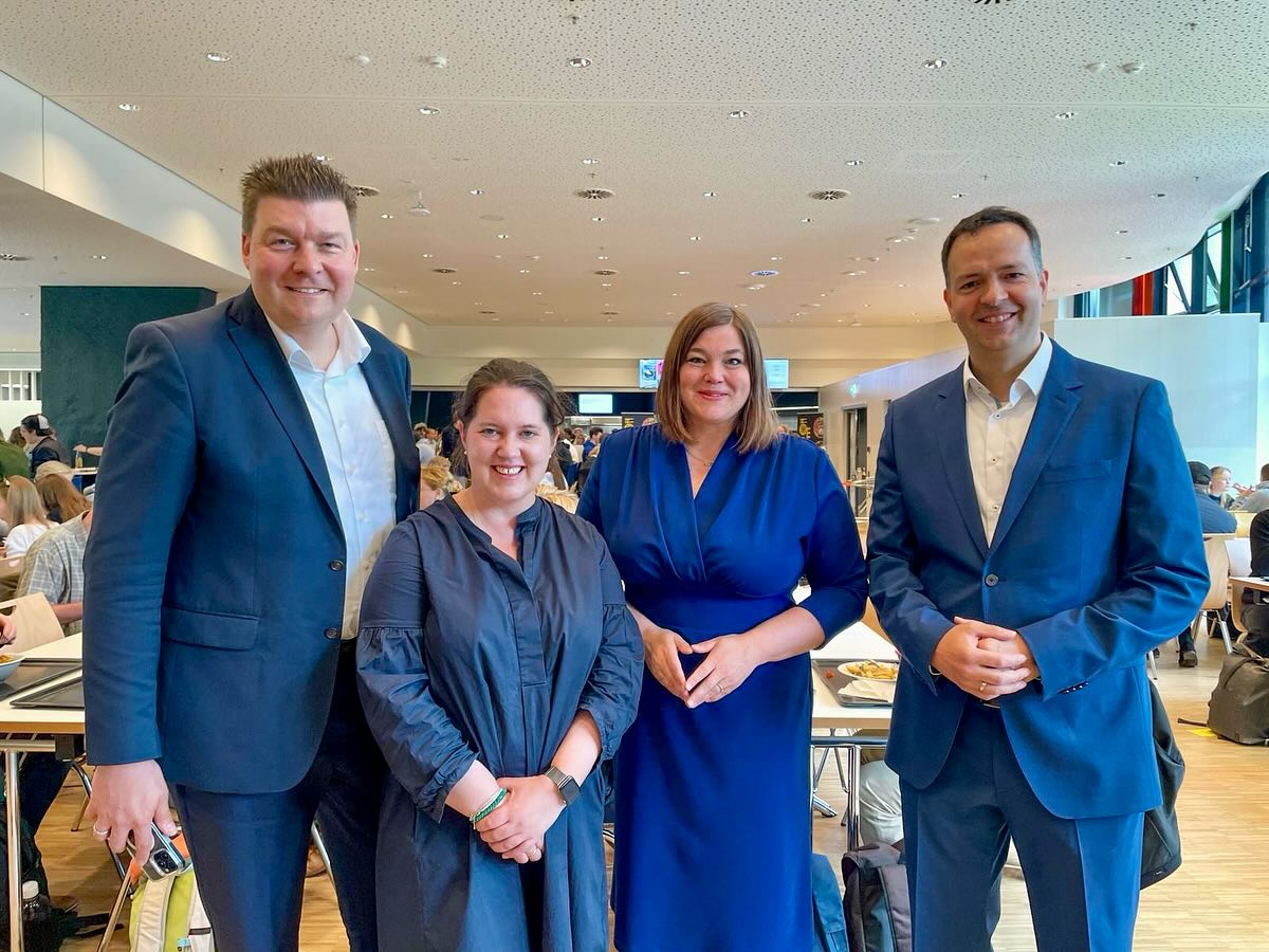 Gute Nachrichten für das Hamburger Studierendenwerk! Heute haben Finanzsenator @dressel.andreas und Wissenschaftssenatorin @katharina.fegebank zusammen mit dem Geschäftsführer des @studierendenwerk_hamburg Sven Lorenz und Vertretern der Studierenden das gemeinsam erarbeitete Maßnahmenpaket vorgestellt. Damit wird das Studierendenwerk auch für die Zukunft finanziell gut aufgestellt. Alle Beteiligten haben gut und konstruktiv verhandelt und einen für alle tragfähigen Kompromiss erarbeitet.
Die wirtschaftliche Stärkung des Studierendenwerks, das so eine wichtige Arbeit für alle Studierenden an den Hamburger Hochschulen leistet, ist uns als SPD-Fraktion seit vielen Jahren ein großes Anliegen. Daher freue ich mich sehr, dass der Senat den Zuschuss für das Studierendenwerk um weitere 1,2 Millionen – also um zusätzliche 76 Prozent – erhöhen wird. Mein Dank gilt @dressel.andreas, der BWFGB sowie Sven Lorenz vom Studierendenwerk – aber vor allem auch den Studierenden, die ihrerseits einen großen Beitrag leisten. Denn da die Stadt nicht sämtliche Mehrkosten alleine stemmen kann, werden für die solide Budgetplanung auch moderate Anpassungen beim Semesterbeitrag ab 2025 und leichte Preisanpassungen beim Mensa-Essen und beim Wohnen nötig.