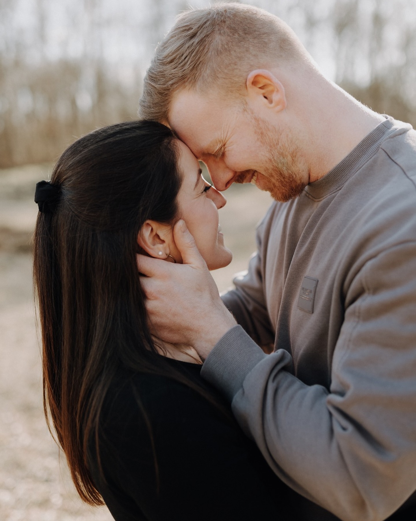 This is your sign to book engagement photos before your wedding day. ✨ Die meisten meiner Paare haben vor ihrer Hochzeit noch nie professionelle Fotos von sich gemacht. Die Paarfotos eignen sich super für die Save the date / Einladungskarten und ihr seid direkt etwas vertrauter mit der Situation vor einer Kamera zu stehen. Ihr wisst wie ich als Fotografin mit euch arbeite und wie ihr euch bei den Paarfotos an eurer Hochzeit bewegen könnt. Die Hochzeit ist so ein aufregendes Event in eurem Leben, es nimmt euch schon mal ein bisschen Aufregung und ihr könnt euch an dem Tag besser vor der Kamera fallen lassen.
#itsfallyall #belovedstories #engagementphotos