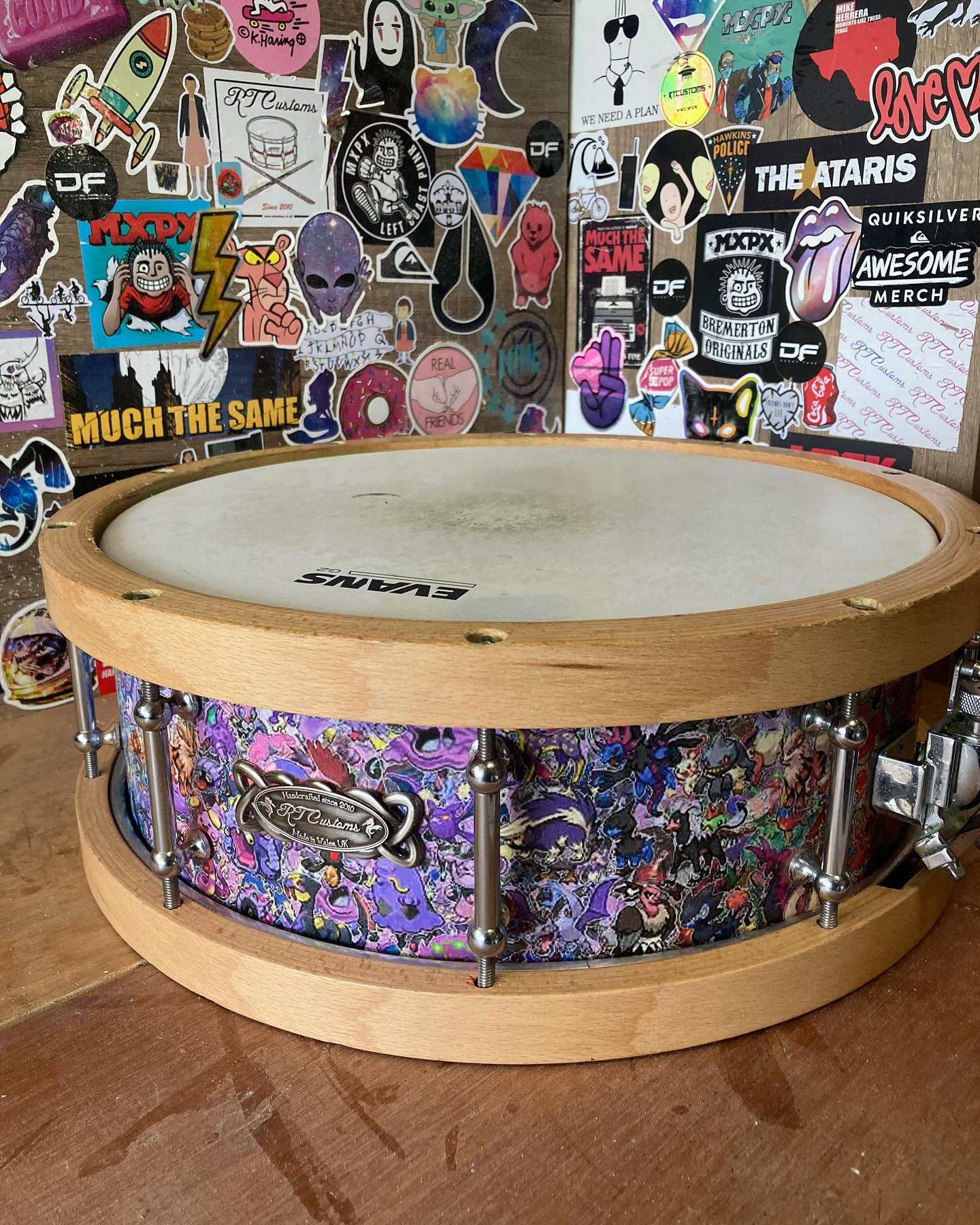 Nice to see this beauty back in the workshop for a little bit of attention. Still looking fresh!.
🪻14x5 maple
🪻Pokémon custom wrap
🪻Wood hoops
#rtcustoms #customdrums #snaredrum #snareporn #pokemonart