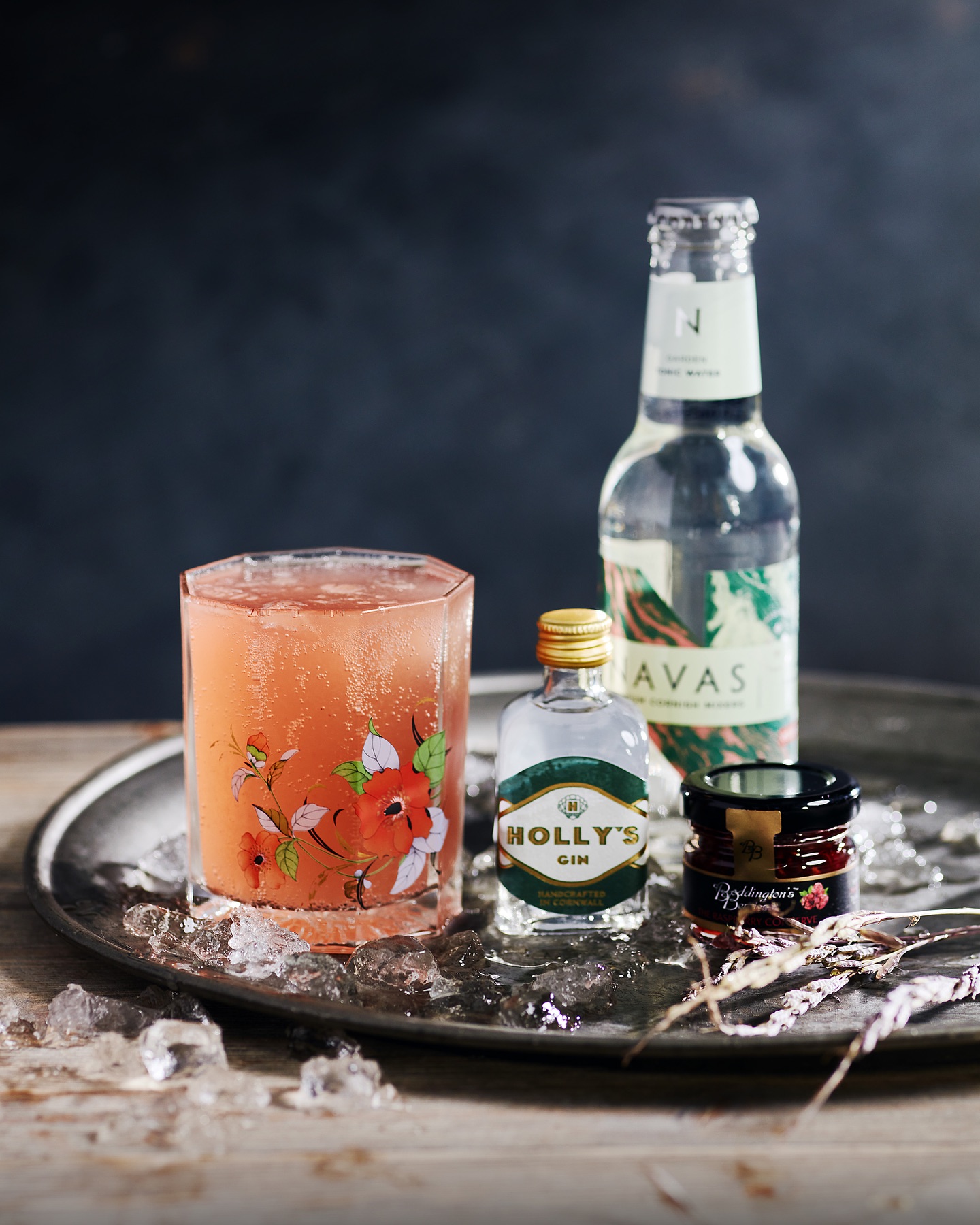 Holly’s Gin cocktail gift sets are also available on @holly.co 🍸 These make the perfect Christmas presents! 🎁
#homeofsmallbusiness #hollyandco #hollysgin