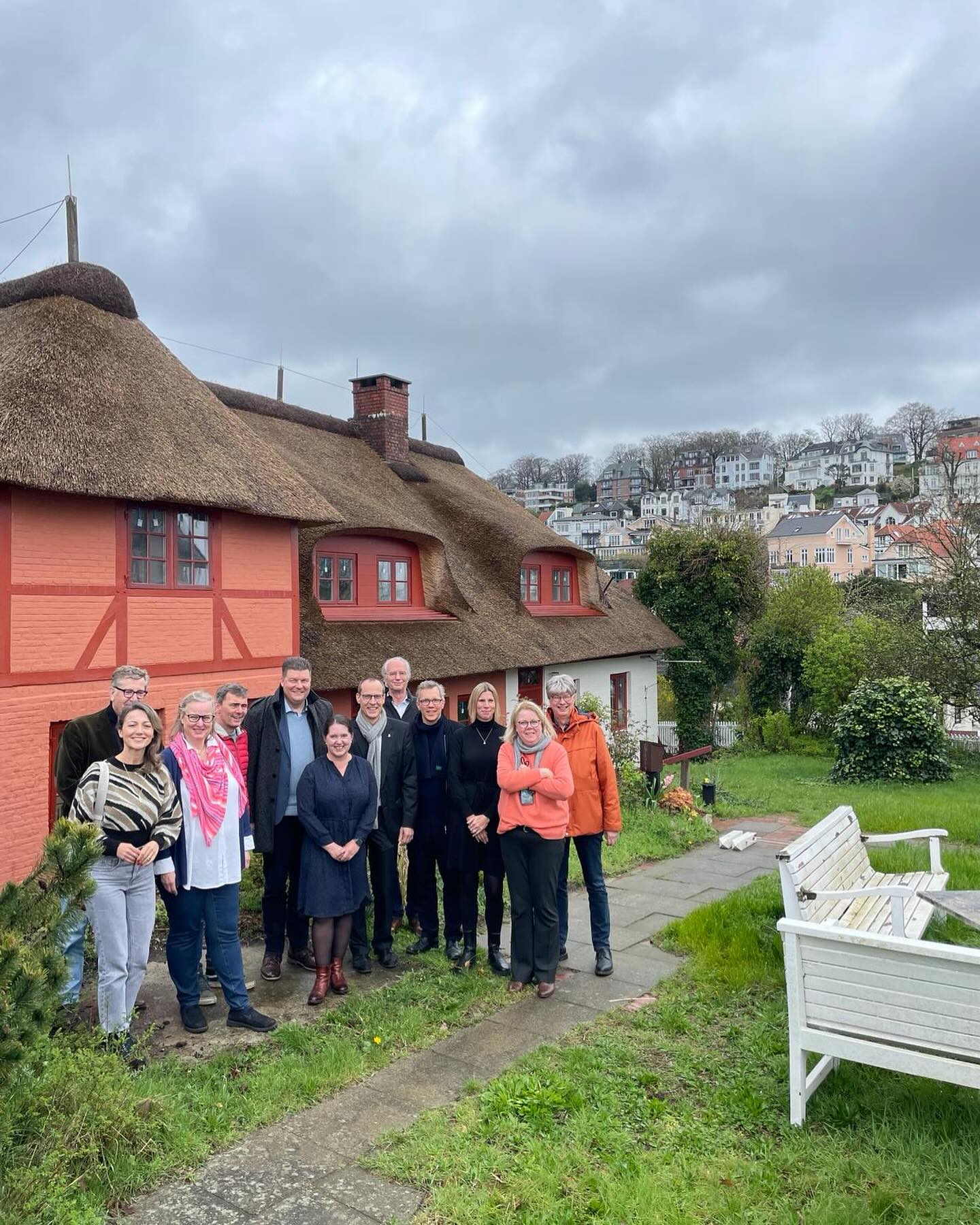 Im Rahmen der Sommertour 2023 mit @dirkkienscherf haben wir zusammen mit einigen Vereinen und Institutionen das Fischerhaus in Blankenese besucht - mussten jedoch draußen bleiben, weil sich die Renovierung des Innenbereichs verzögerte. Heute nun der Follow-up-Termin mit Finanzsenator @dressel.andreas im „ältesten Wohnhaus Hamburgs“, das mit finanzieller Unterstützung des Senats von rund 3,5 Millionen Euro zwischen 2020 und 2023 denkmalgerecht saniert wurde.
Mit vielen Akteuren aus Blankenese haben wir heute das Fischerhaus als Begegnungsort im Treppenviertel wieder nutzen können - wenn auch noch etwas improvisiert. Danke an Frau Lau-Jensen und Pastor Frank Engelbrecht von der Ev.-luth. Kirchengemeinde Blankenese, Dr. Jan Kurz vom Förderkreis Historisches Blankenese sowie den Vertreter:innen der Blankeneser Interessengemeinschaft, des Bürgervereins und der AG Ortskern, die mit uns aktuelle Blankeneser Themen diskutierten und auch offen schilderten, an welchen Stellen der Schuh drückt. Nun blicke ich vorfreudig der Wiedereröffnung des Fischerhauses als Blankeneser Begegnungsstätte entgegen. Und auch Andreas Dressel hat versprochen, dann wieder auf einen Kaffee vorbeizuschauen. #blankenese #altona #spdhamburg #spdaltona #blankeneserinteressengemeinschaft #blankeneserbürgerverein #blankeneserkirche