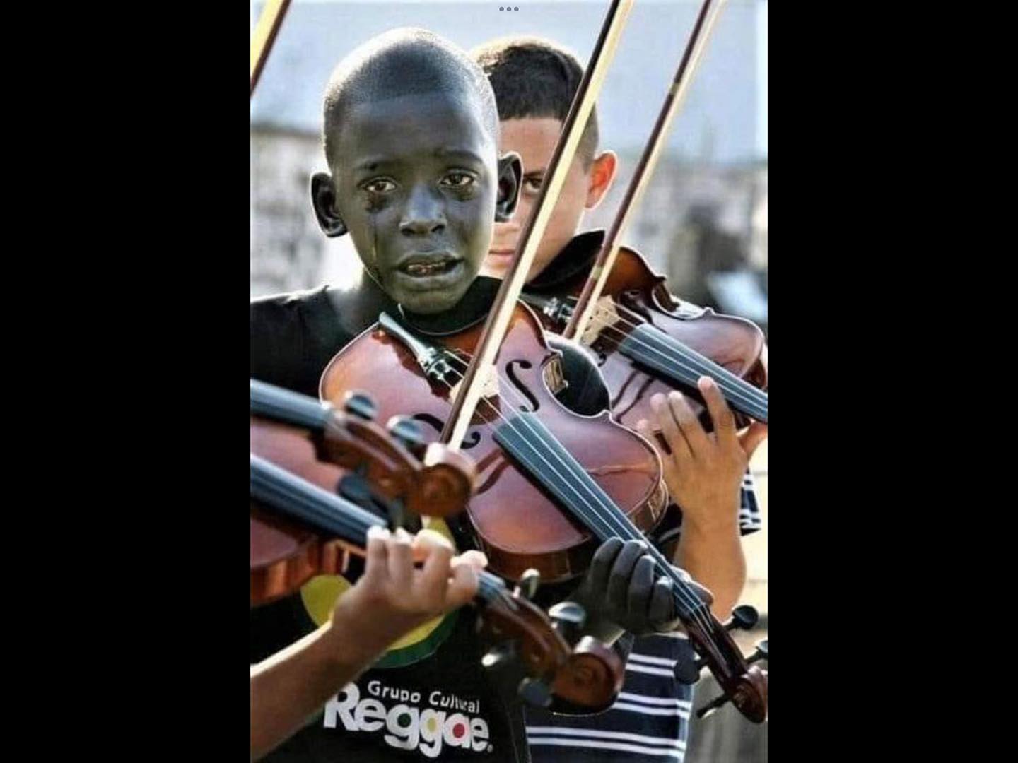 The image of the child musician crying was classified as one of the most emotional photographs of modern history.
This photo was taken of a 12-year-old Brazilian boy (Diego Frazzo Turkato), playing the violin at the funeral of his teacher who rescued him from the environment of poverty and crime in which he lived.
- Teach the arts to children ♥️