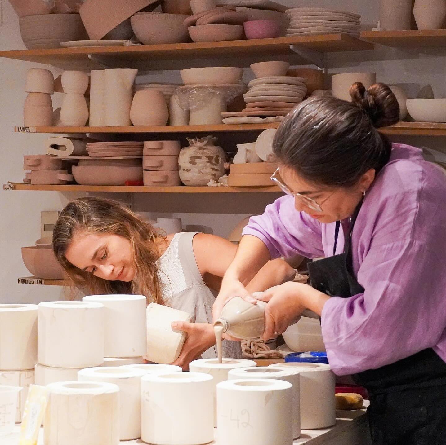 Uno de los momentos más épicos en nuestro Workshop de Marmoleado y Vaciado en Moldes de Yeso es cuando desmoldas y ves por primera vez tus propias tazas. 👀
✨ Ver cómo aparecen los patrones es simplemente mágico: la ansiedad 🫨, el miedo de saber si quedó o no el marmoleado y el nerviosismo desaparecen y en su lugar surge la felicidad máxima, orgullo, la calma y gratificación de ver tus piezas. Únicas, hechas por ti mismo, a tu pinta y con tus propias manos. 🫶🏻
Es un momento tan, pero tan especial que todos nuestros alumnos esperan con ansias y nos atrevemos a decir que provoca una sensación indescriptible. ❤️🔥
🎨 ¿Realmente te vas a perder la oportunidad de hacer tus propias tazas con la técnica de marmoleado y vaciado en moldes de yeso?
🗓️ TENEMOS NUEVAS FECHAS para que dejes fluir tu creatividad, salir de tu rutina aprendiendo algo nuevo, combinar colores creando patrones únicos para crear tu propio set de tacitas y lo mejor de todo es que NO necesitas experiencia previa 😲
Te ofrecemos:
🌟 Aprender una técnica y oficio nuevo
🎨 Todos los materiales incluidos
🍽️ Picoteo y bebestibles
🏺 Piezas únicas que se incorporarán a tu día a día
📝 Apuntes y paso a paso para que puedas seguir experimentando en casa
🎁 Regalos de auspiciadores
¡Sal de la rutina, prueba algo nuevo y lleva contigo piezas que te encantarán hechas por ti mismo!
Inscríbete ahora a través de nuestra web ✍🏼
¡Nos vemos!
👋🏻