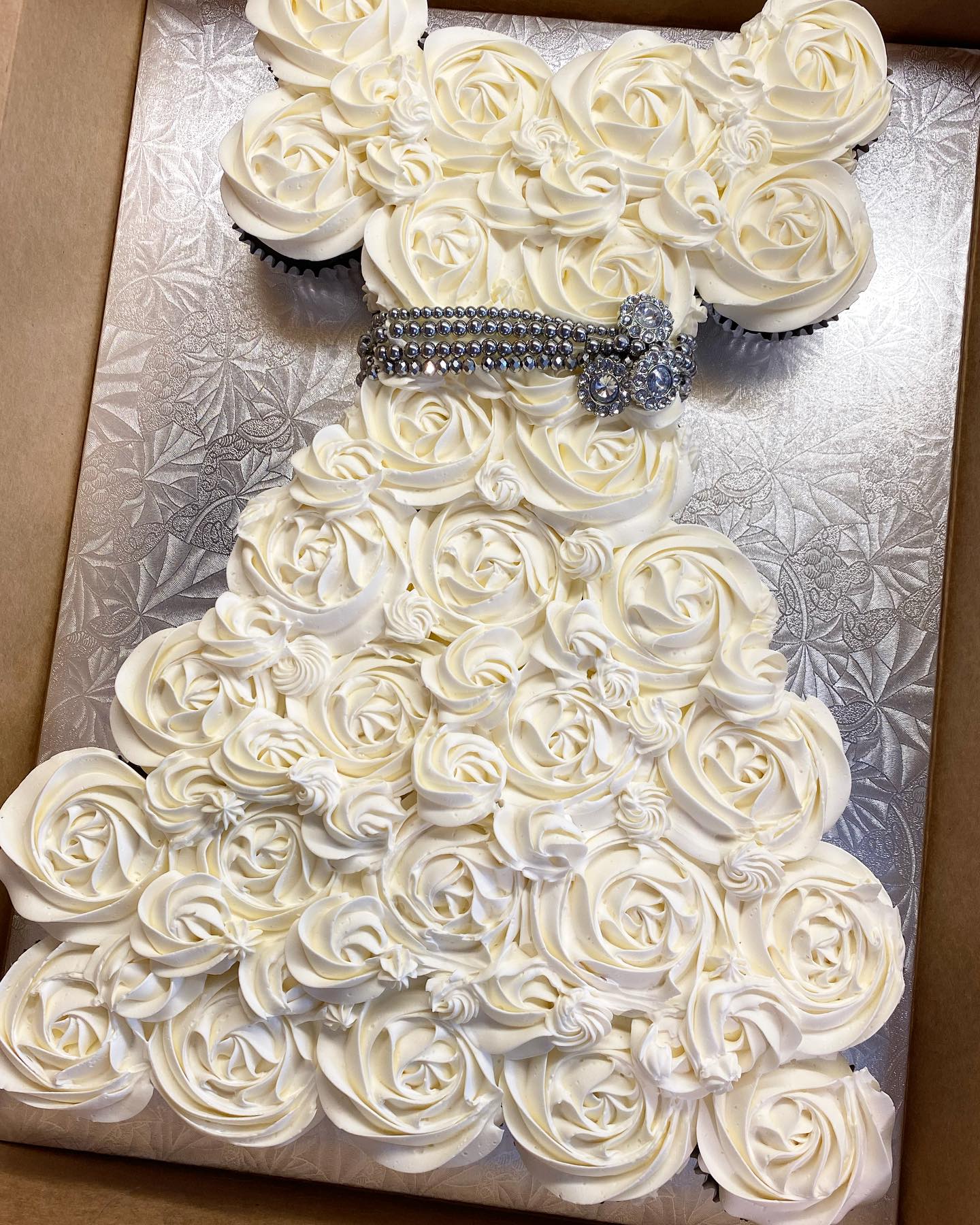 Bridal shower cupcakes 🤍
•
•
•
•
•
#cakedecorator #cakeboss #sweettreat #mke #mkebride #mkewedding #instatreat #mkeeats #mymke #cakesofinstagram #cakesofig #instacake #cakecakecake #glutenfree #glutenfreetreats #glutenfreecupcakes #cupcakesofinstagram #cupcakesofig #cupcakes