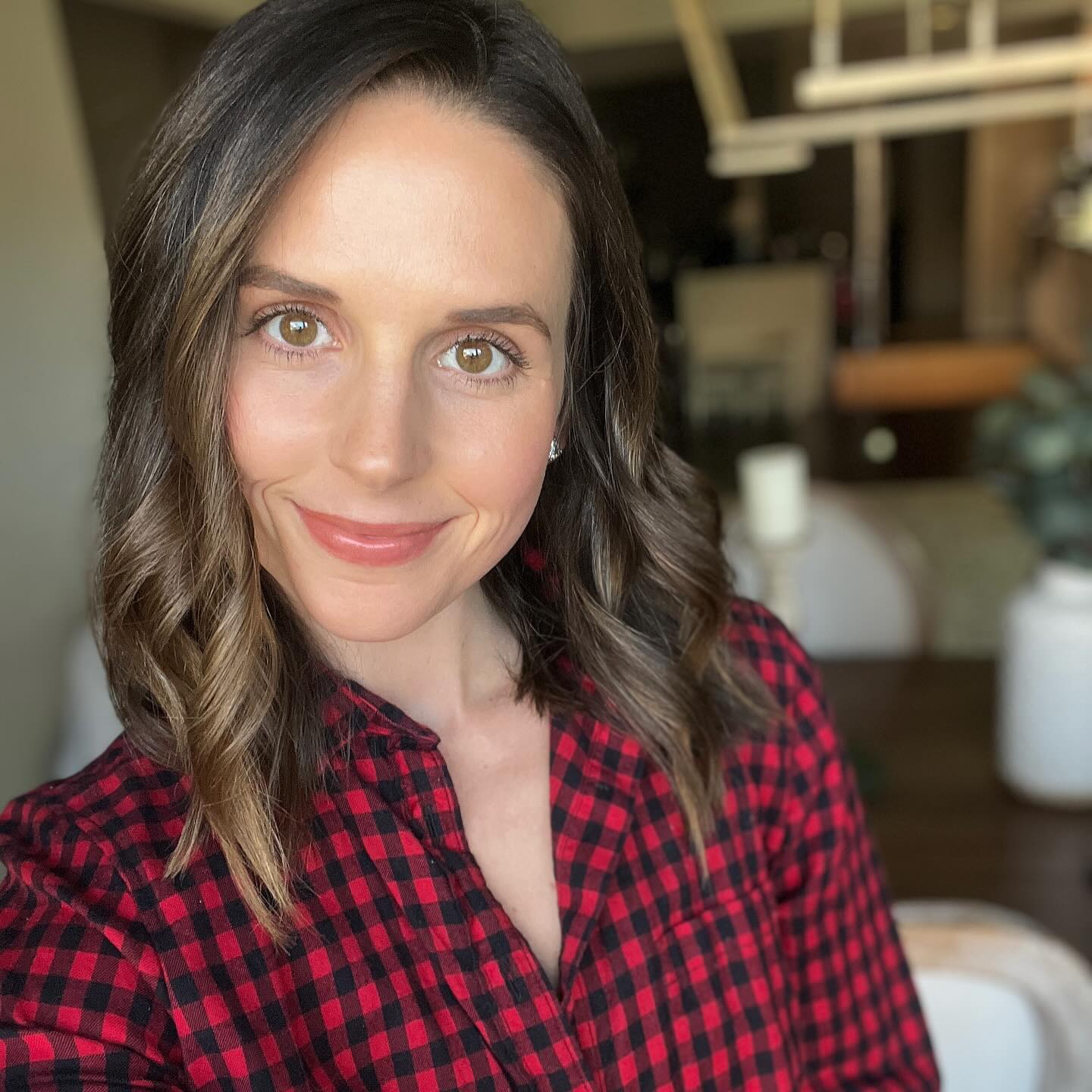 NEW YEAR, NEW SKIN 🧴
If you’ve been following along you’ve seen me sharing all my favs from @clearstemskincare I started using some of their products earlier last year and slowly switched over to them 100%
My fav products/what I use & when:
▫️Vitamin scrub: 3-4x a week, this one is a physical exfoliant and makes your skin baby soft
▫️Clearity serum: Every other night, this one is your chemical exfoliant-works for getting rid of blackheads + white heads + dead skin. Must leave on face for 10-15 min before adding products on top.
▫️Bounceback serum: Morning + night, this is a power packed anti-aging serum full of peptides + stem cells to help smooth lines and helps your skin repair itself generate new collagen.
▫️HydraGLOW + HydraBERRY: I alternate + combine these daily. Usually use hydraglow in the morning and hydraberry as a makeup primer and at night for extra moisture before bed. My FAV moisturizer!
▫️Bright eyes gel: daily morning + night. Helps reduce under eye puffiness + brightening dark circles. I use any extra on my finger to my lips for hydration 👄👌🏻
▫️You are my SUNSHINE: Daily SPF 50+ and so slightly tinted-love this! Most days I’ll just wear this with a little Priia powder concealer.
▫️PREGAME: If you want a little something extra for an at home facial I love this mask 1x a week. It’s an AHA (alpha hydroxy acid) mask that smooths and brightens your skin.
My favorite thing about this whole line is it is non toxic + EFFECTIVE + non of the ingredients will clog your pores 👏🏻 While I am not acne prone, I was realizing that a lot of “natural” and “clean” skincare was changing my skin texture and overall creating more lines/wrinkles. It was so hard finding a brand that was safe (✖️ endocrine disrupters) but also actually WORKED.
If you would like to try, click the link in my bio and use promo code ANNAP for 15% off your order!
I know you will fall in love too when you see the results ✨
#CLEARSTEMskincare #CLEARSTEMchallenge #skincareroutine