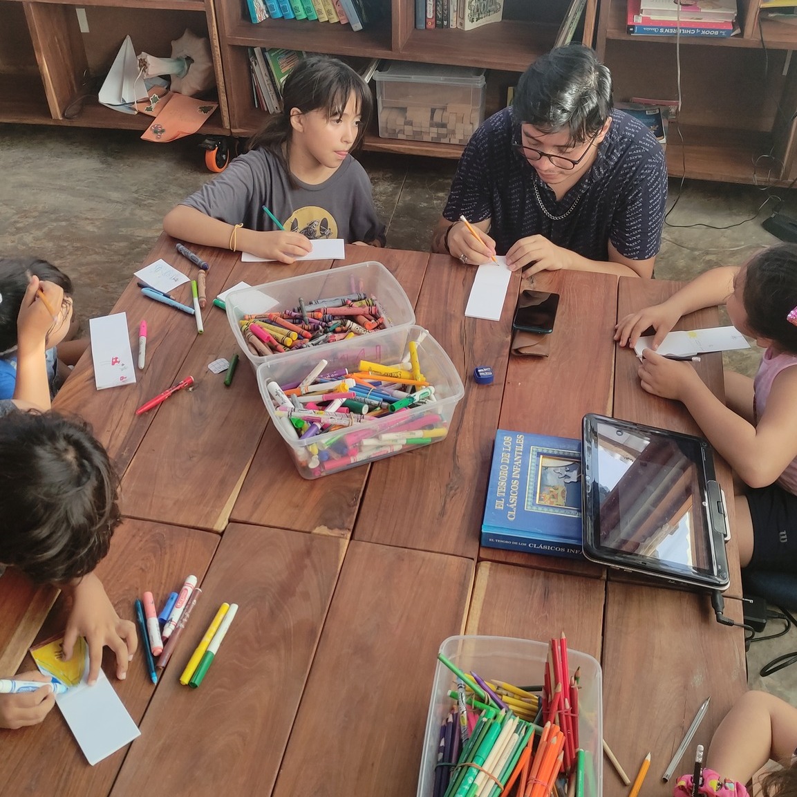 Another inspiring Class @ladle.mx Starting a collective animation project with FlipBooks.
Our goal is to create a nice story, animated by students to be presented at the end of the year. Exiting!!
#thewizardworkshop #animation #flipbook #animationclass