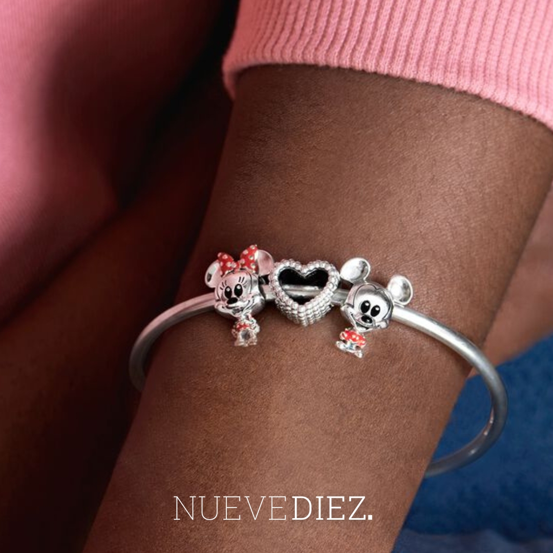 💫 No hay edad para disfrutar de la magia de Mickey Mouse.
¡Descubre nuestros CHARMS y lleva contigo la alegría de la infancia!
.
- Plata laminada 925.
- Hipoalergénica y con garantía.
- Ideal para brazaletes de PANDORA.