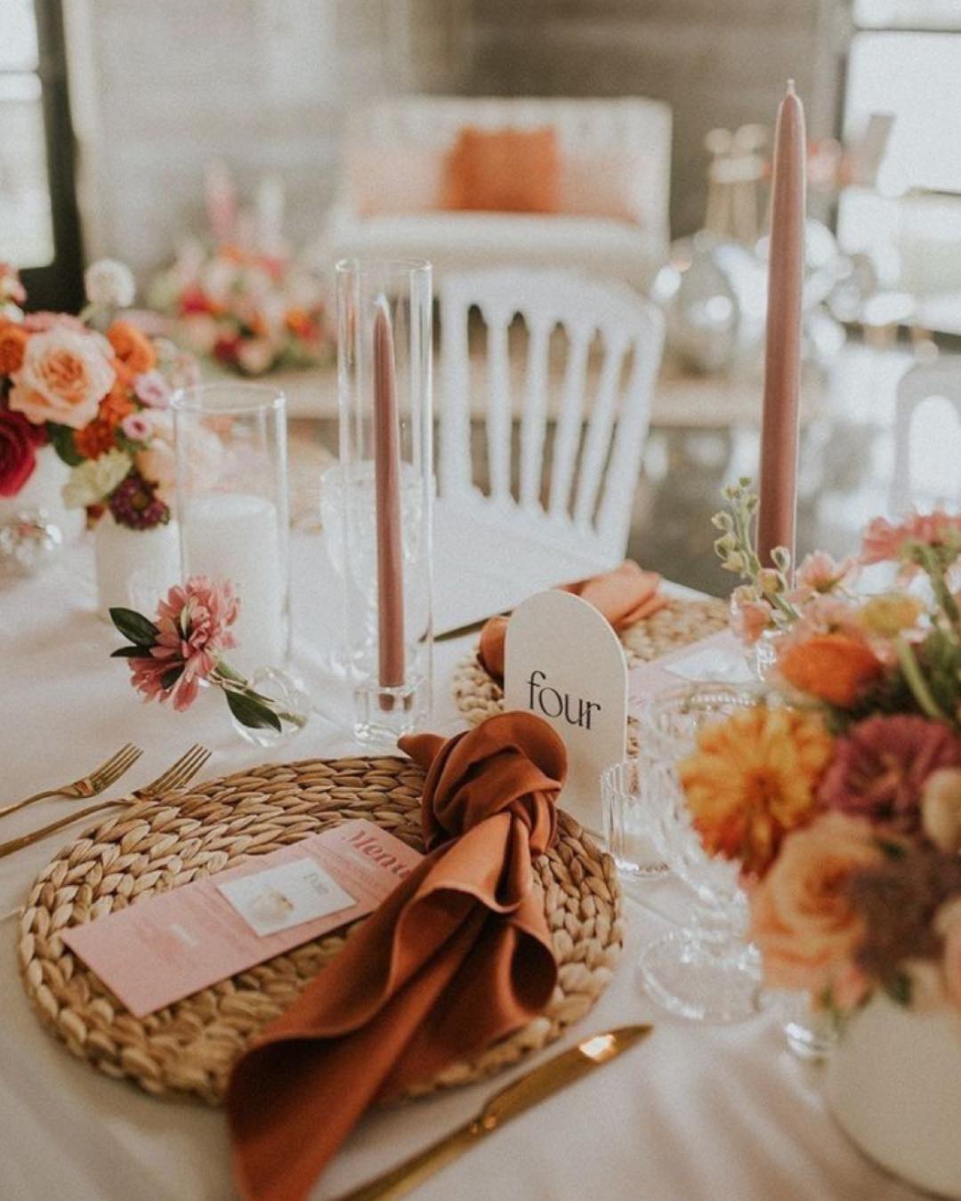 L’Art de la Table : L’Élégance au Cœur de vos Événements ✨
Lors d’un événement, l’art de la table est bien plus qu’un simple détail. Il joue un rôle essentiel dans la création d’une ambiance unique et mémorable. 🌼
🔑 Pourquoi l’art de la table est-il si important ?
1️⃣ Une première impression captivante : Avant même de goûter au menu, vos invités sont accueillis par une table magnifiquement dressée. C’est une invitation visuelle à plonger dans l’univers de votre événement.
2️⃣ Une harmonie avec le thème : Que vous optiez pour un style chic, bohème ou féerique, chaque élément: nappes, vaisselle, centres de table... reflète l’atmosphère que vous souhaitez créer.
3️⃣ Un souci du détail : Une belle table montre que vous avez pris soin de chaque aspect de votre réception. Vos invités sentiront l’attention et le raffinement que vous avez apportés à leur expérience.
🔆 Chez Orevents, je m’assure que l’art de la table soit à la hauteur de vos attentes en vous proposant une sélection d’accessoire mettant en valeur vos centre de table
💌 Contactez-moi pour discuter de votre projet et faisons de votre événement une œuvre d’art !
#eventdesigner #artdelatable #decorationdijon #eventdesignerdijon #decorationevenementielle #decorationanniversaire #babyshower #babyshowerdecoration #sweettable #evenementsurmesure #dijon #organisationevenement #entrepreneusedijon #partyplanner