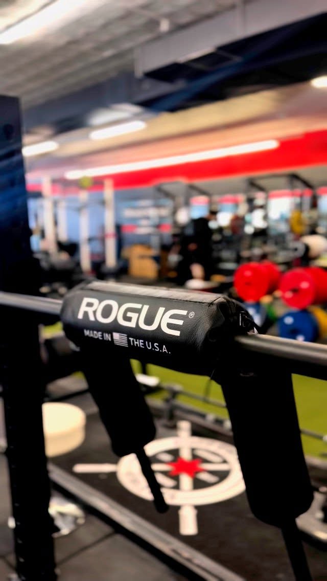 Happy Friday Fam 💪🏻 #ChicagoStrong #ChicagoGym #RogueFitness #ssb #deadlift #squat #benchpress #ChicagoPowerlifting #Powerlifting
