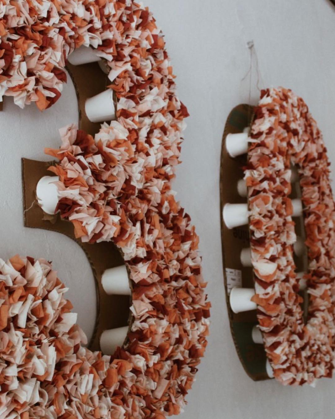 Réussir l’organisation d’un anniversaire : Les bonnes pratiques à adopter !
Organiser un anniversaire peut vite devenir un casse-tête, mais avec quelques astuces, vous pouvez transformer cette journée en un moment magique et inoubliable. ✨
✅ 1. Définissez un thème 🎭
Choisir un thème donne une direction claire pour la déco, le gâteau, et même les tenues ! Bohème, jungle, princesse, super-héros… tout est possible !
✅ 2. Anticipez la liste des invités 📋
Qui dit anniversaire réussi dit invités bien pris en charge ! Pensez à envoyer les invitations à l’avance et adaptez votre espace en fonction du nombre de convives.
✅ 3. Prévoyez des animations ludiques 🎤
Des jeux, un photobooth, un candy bar… Tout ce qui peut divertir petits et grands est le bienvenu !
✅ 4. Optez pour une sweet table gourmande 🍬
Cupcakes, pop-corn, biscuits personnalisés… Un buffet sucré bien présenté éblouira vos invités !
✨ Envie d’un anniversaire clé en main sans stress ?
Chez Orevents, je m’occupe de la planification et de la décoration de votre événement pour que vous puissiez profiter pleinement de ce moment magique.
📩 Contactez-moi pour une décoration sur-mesure à Dijon et ses environs !
#anniversaire #decoanniversaire #eventdesigner #evenementiel #anniversairedijon #dijon #dijonnaise #event #decor #bourgogne #eventbourgogne