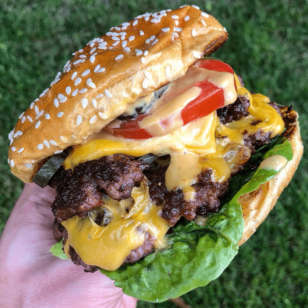 Nothing says Friday night like a juicy burger loaded with cheese and fresh tomatoes! 🍅🧀 What’s on your weekend menu? #DelicaExclusive #BurgerTime #WeekendEats #DelicaBurgers