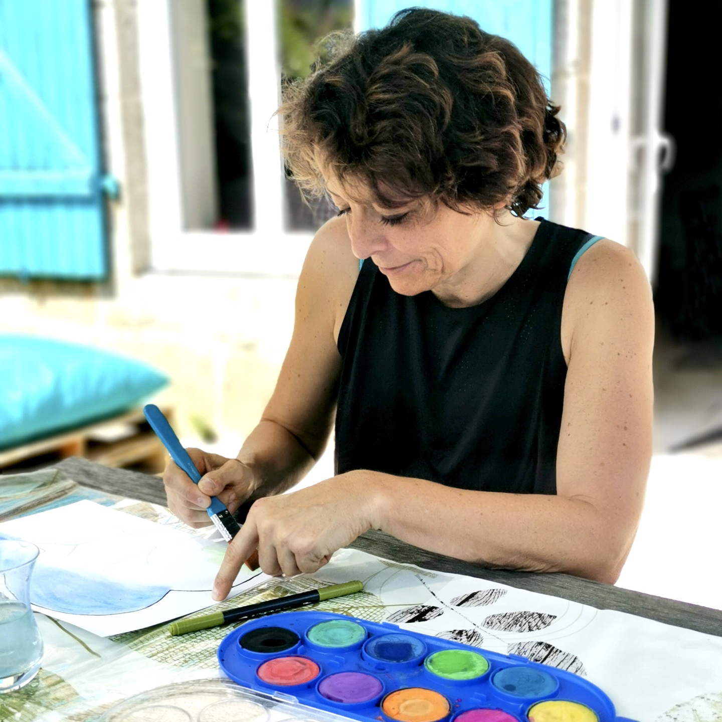 Pour donner vie à nos mondes intérieurs,
il suffit parfois de s'asseoir en extérieur.
Et comme le vent nous aide à respirer,
nous pouvons laisser l'air nous inspirer.
✒️ Mathilde Bourdon
📷 Retraite yoga et art-thérapie "Rêves d'Eté"
co-animée avec Anouck Rivet
#ateliercreatif #peinture #vivreausoleil #retraitecreative #artthérapie #unpasunepage #mathildebourdon #instaart #instaartist #dessiner #dessinerdehors #créativité #aquarelle #cercledefemmes #femmecreative #poésie #poésiefrançaise #poème #artpoétique