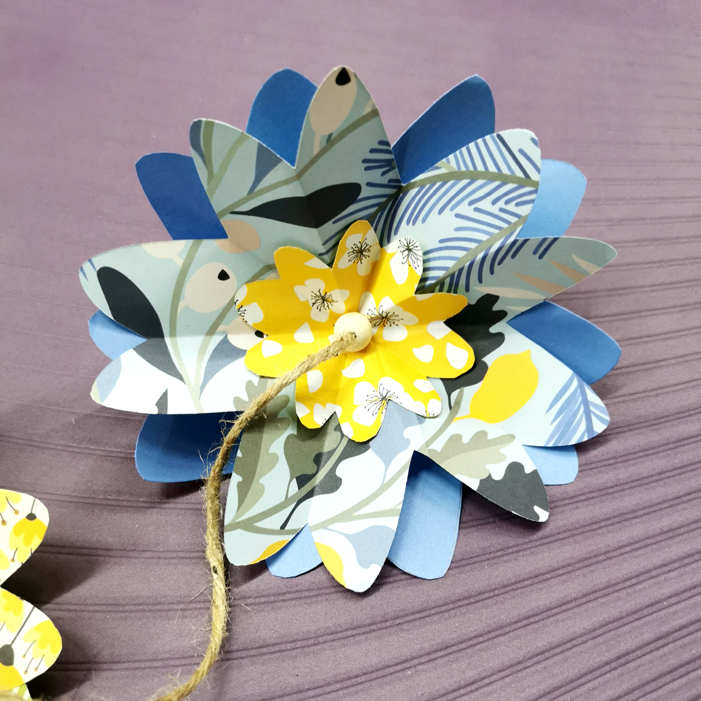 Pour dissiper le froid qui s'est installé en moi
Je découpe des morceaux d'hier
Je décolle des envies amères
Puis j'assemble avec précaution
Entre mes mains, une nouvelle floraison.
Inventé par les chinois, puis démocratisé par les japonais, l'origami est un art ancestral, à l’épreuve du temps. C'est l'activité par excellence de la transformation de la matière ❄🪻.
Et si on faisait de même avec notre vie ?
📷 Atelier yoga et art-thérapie "Douceur Hivernale"
co-animé avec @anouck.rivet
#origami #artorigami #decoupage #pliage #artcréatif #artdupapier #loisirscreatifs #retraitecreative #ateliercréatif #fleurenpapier #mathildebourdon #unpasunepage #arttherapie #artthérapeute #Vitré #rennes