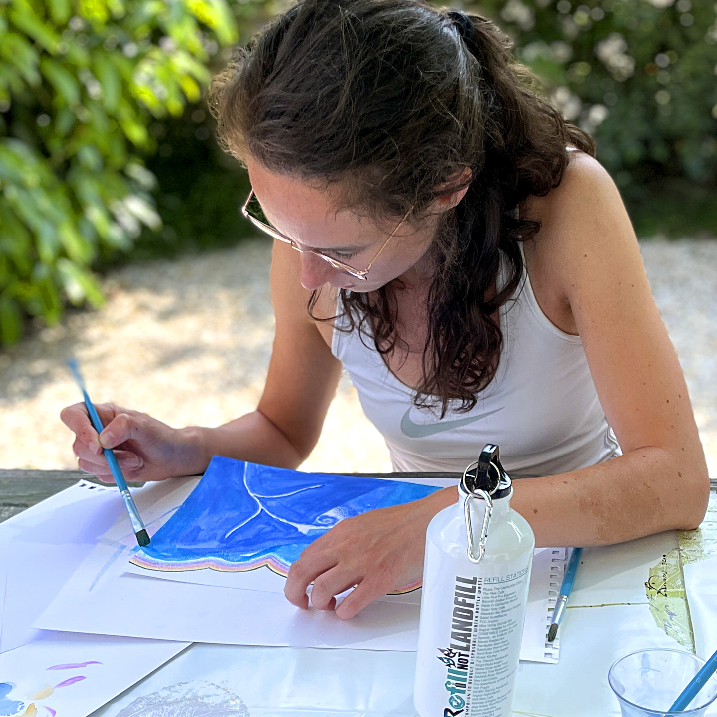 L'art n'a d'autre raison
Que de dessiner sa propre chanson
Pour vivre un instant béni
Quelques secondes
Bercées par l'oubli
Loin du bruit du monde
Avant d'entrer dans la ronde
Que notre coeur aime faire danser
Sur le blanc du papier
La paix est un simple pinceau
Quelques pigments et des gouttes d'eau.
📷 Atelier yoga et art-thérapie "Rêves d'Eté"
co-animé avec Anouck Rivet
#poésie #poésiefrançaise #poésiecontemporaine #artthérapie #écriturethérapeutique #dessiner #peindre #peinturealeau #artbleu #atelierpeinture #instaart #instaartist #artabstrait #unpasunepage #mathildebourdon #rennes #Vitré