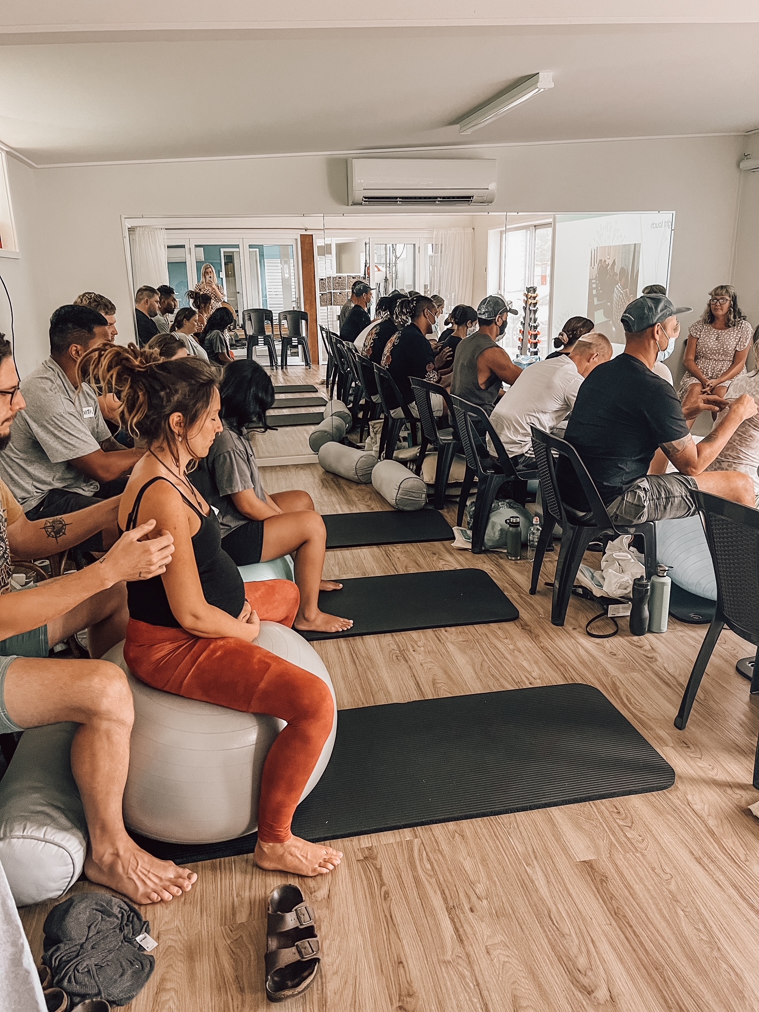 We have a couple of spaces left available for our October group course being held at @bubbadesk this Sunday October 22nd and Sunday October 29th.
Our end of year classes are filling up fast, don't miss your opportunity to gain the knowledge and skills to approach your birth with calm and confidence !
#centralcoastmums #homebirth #thirdtrimester #postpartumrecovery #antenatalcare #antenatalclass #doulaservices #calmbirth #childbirtheducation #mumtobe2023 #birthplan #hypnobirthingcourse