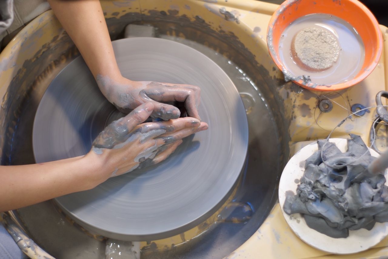 ✨ Nouvelle session de cours au studio sur le Boul Monk ! ✨
🎨 La Totale (cours de tournage) : 7 semaines de découverte et de plaisir avec l'argile ! Les cours commencent ce mardi 10 septembre, 1 place disponible en pm et une en soirée. Venez explorer toutes les facettes du tournage dans un cadre créatif et chaleureux.
🌟 Initiation au tournage : Les samedis 14 et 21 septembre, réservez votre après-midi pour découvrir le tournage. Nouveauté : séance spéciale parents-enfants le samedi matin, une belle occasion de partager un moment créatif en famille !
🖌️ Les Bases : Cours de tournage de 3 semaines, début le 16 septembre et le 7 octobre! Encore 2 places disponibles pour septembre. Découvrez toutes les étapes de la création d'une pièce, de l'idée à la réalisation. Une immersion complète dans le monde de la céramique !
🎉 L'Essentiel (façonnage) : Nouveau cours du mercredi soir débutant le 18 septembre! Si le tour vous intimide, ce cours est parfait pour vous. Explorez l'argile à travers différentes techniques de façonnage. Que vous soyez débutant ou plus expérimenté, ce cours multi-niveaux vous permettra de travailler sur des projets adaptés à vos compétences.
✨ Inscrivez-vous maintenant et laissez libre cours à votre créativité !
Les inscriptions, c'est par ici!
https://www.ceramikfisokuzino.com
#poterie #courspoterie #Céramique #AtelierDeCéramique #CoursDeCéramique #Créativité #ArtisteCéramiste #façonnagedeceramique #tournageceramique #verdun #monk #lasalle #VilleEmard #sudouestmtl
#MontréalArtisan #AtelierMontréal #BoulMonk #VerdunMontréal