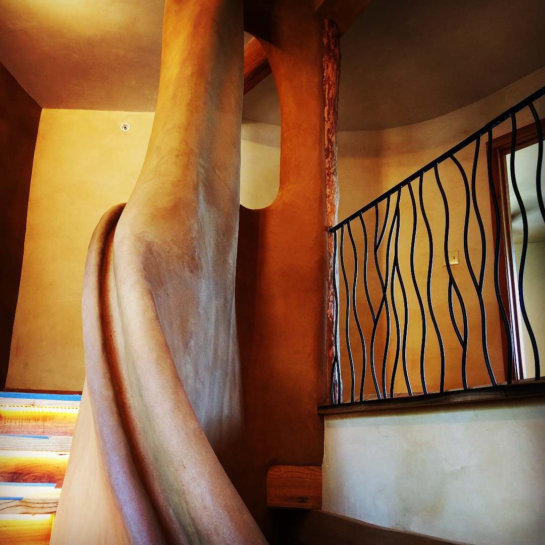 One of the beautiful & crazy properties of clay is that you can mold & form it any which way you want or need. In this case, the builder & I had been struggling to come up with a viable, elegant solution to a handrailing on this long curving staircase. Wouldn't you know, but the building inspector came along & suggested that we simply mold it with the clay we were using everywhere else. Ha! The solution was right there. So that's what happened. A sculpted hand railing, made with the same clay soil that the wall is built out of.
#boom #ilovemyjob #creativesolutions #naturalbuilding #claymagic #cob #buildwithclay #sculptedhome #handsculpted #interiordesign #architecturaldetail #buildnaturally