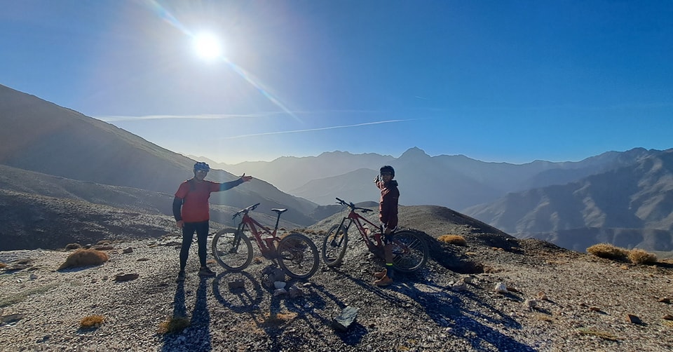 Enjoy the incredible landscapes of the Atlas Mountains in Morocco #vttmarrakech #ebike #vttmaroc #vttmorocco #ebikelocation #berberebike #toubkal #vttelectrique #bicicletaelectrica #atlasmountains