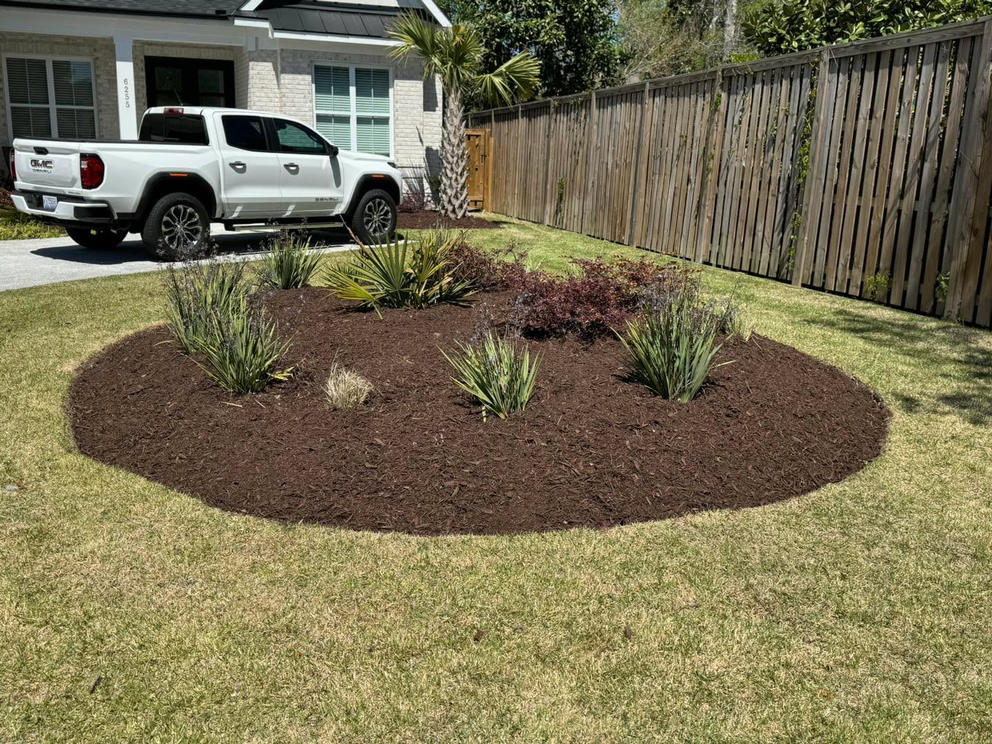 Fresh edges and mulch makes the difference!
#wilmington #leland #castlehayne #landfall #wrightsvillebeach #downtownwilmington #portersneck #carolinabeach #ogden #monkeyjunction #rubbermulch #mulch #chocolatemulch #lawncare #lawnmaintenance #pruning #sod #ilm #portcity #landscaping #landscapes #Wilmingtonnc #commercial #residential