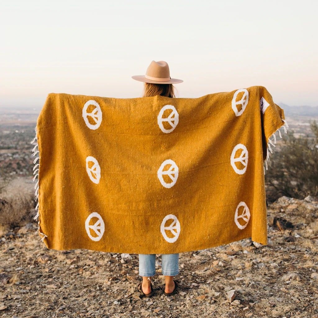 Les plaids de Trek Light Gear sont tissés à partir de 100% d'excès de vêtements post-consommation sur un métier à pédale traditionnel en bois par des artisans poursuivant une longue tradition d'artisanat et de créativité.
Les belles choses ne sont pas toutes fabriquées dans les usines, c'est pourquoi beaucoup de ces artisans perpétuent la tradition du tissage à domicile, ce qui leur permet de déterminer leurs propres heures, salaires et charge de travail. 💛🌏
•
•
Trek Light Gear throws are woven on a traditional wooden treadle loom by indigenous artisans continuing a long tradition of craftsmanship and creativity.
Not all beautiful things are made in factories, so many of these artisans continue the tradition of weaving at home, allowing them to determine their own hours, wages and workload. 🤩🌏
#cozyhome #neutralhome #houseandhome #homedecor #happyhome #ideedeco #handmade #coloryourlife #homestyling #vanlife #bohodecor #lifestyle #plaid #outdoorliving #decoration #upcycle #blanket #plaid #recycle #traveladdict #treklightgear #colorado #colorado #horizon #floomeconceptstore #takeabreak