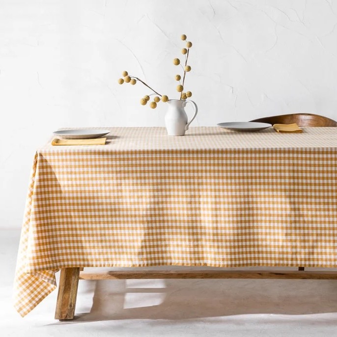 De nouveau en stock : cette belle nappe fabriquée à partir de coton issu de sources responsables ! 🌞🍽️ Parfaite pour un déjeuner ou un dîner entre amis dans le jardin. 🌿✨ Apportez un peu de Provence chez vous avec cette nappe colorée et faites de chaque repas un moment spécial.
#coloryourlife #color #coloryourhome #decotable #artsdelatable #nappe #salleamanger #maisondevacances #lingedemaison #deco #vichy #vichylover #floomeconceptstore