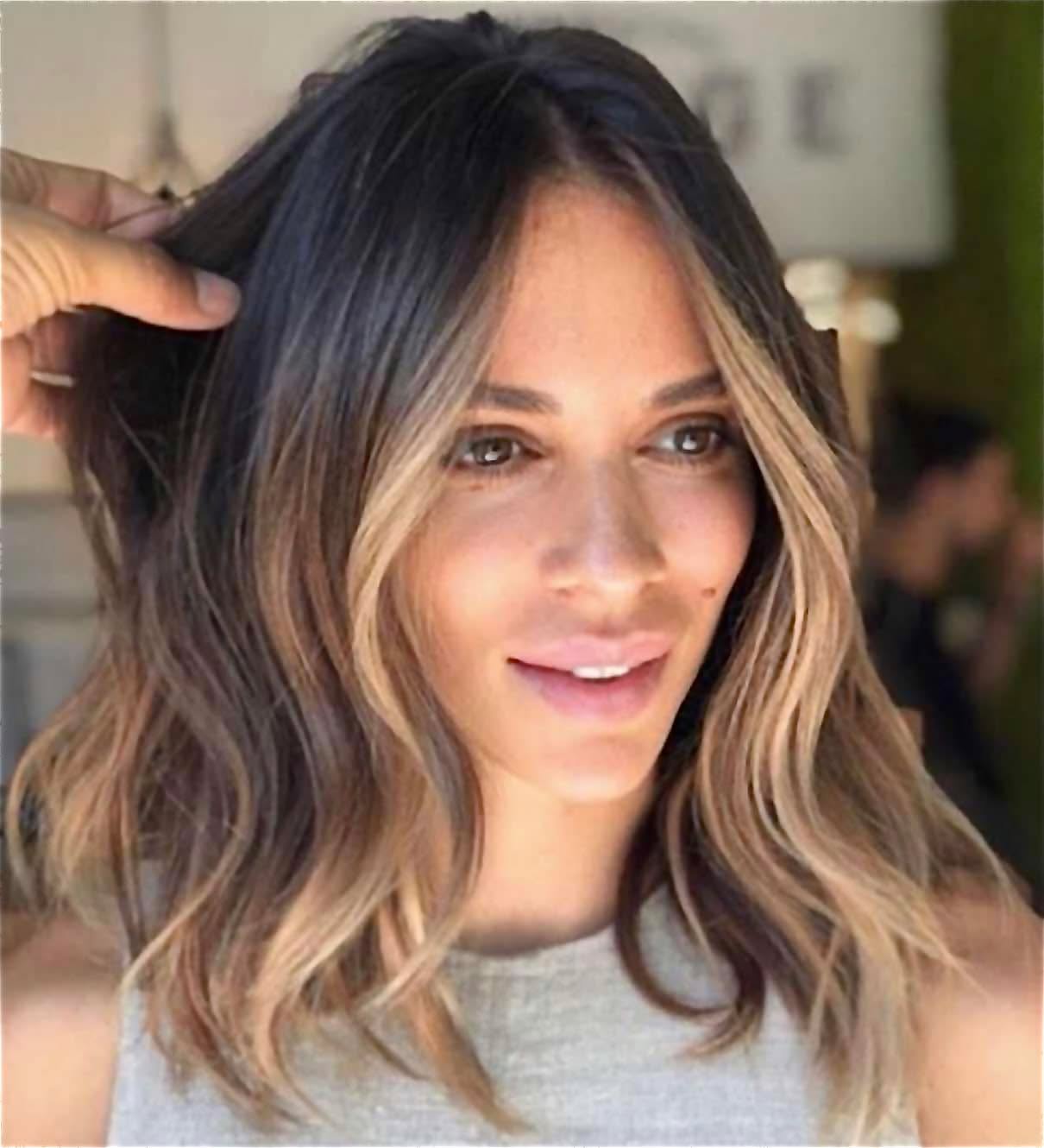 Your hair is naturally dark. 🖤
You don’t want to go blonde. 👱♀️
You do want a change. ✨
But you want it to look natural. 🤍
Now Available: “Balayage Babylights For Brunettes”
Stay dark, while adding soft blended highlights.
It’s the best of both worlds. 🖤🤎
Who wants to try this?
Say ME below or message! 💫