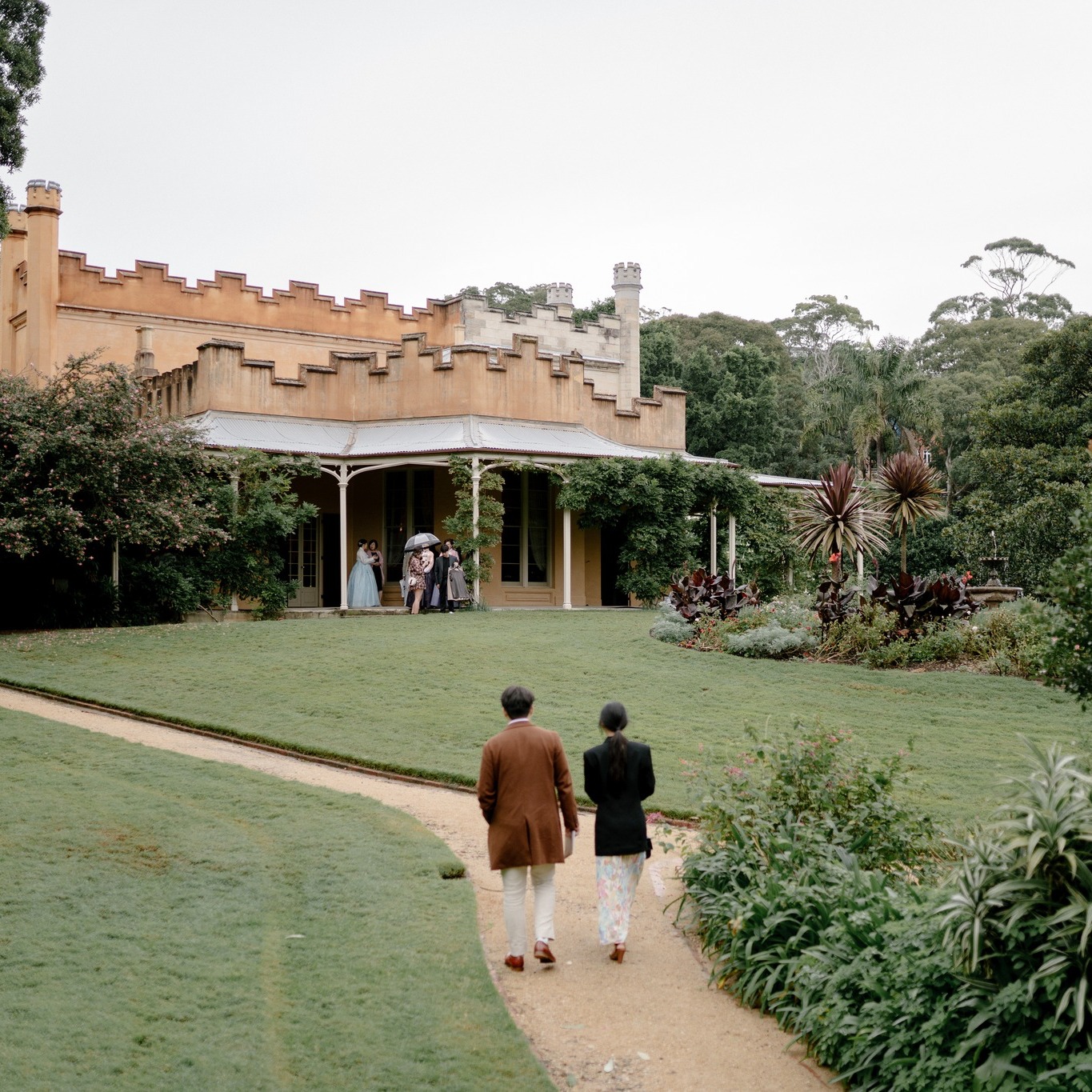 POV: You found the perfect venue for your wedding. @estatevauclusehouse demonstrates elegance, nestled amidst a picturesque landscape. Towering trees and vibrant flowers surround the grounds, creating a natural canopy that adds a touch of romance to the atmosphere. 😍
Sophie & Joon's Wedding ✨
Wedding Planner @forthysweetlove
Bridal bouquets, styling and centerpieces @npm_events
Photographer @callanrobisonphoto
Brides hair and makeup @amychanhairmakeup
Makeup artist @mbkmakeupartist
Hair Stylist @hairby_anna_
Celebrant @lillianlyonlove
Cake @meliciouscakehouse
Fairy Lights @cakescoversandcandlesticks
DJ @funkyfunctions.com.au
Cars @hfweddingcars
Venue @estatevauclusehouse
#sydneybride #forthysweetlove #sydneyweddingplanner #love #imgettingmarried #bridetobe #bridalinspo #sydneyweddingphotography #sydneyweddings #sydneywedding #eventstylist #npmevents #sydneyweddingflorist #weddingshoes #bridalbouquet #weddingflowers #flowersofinstagram #weddinginspo #weddinginspiration