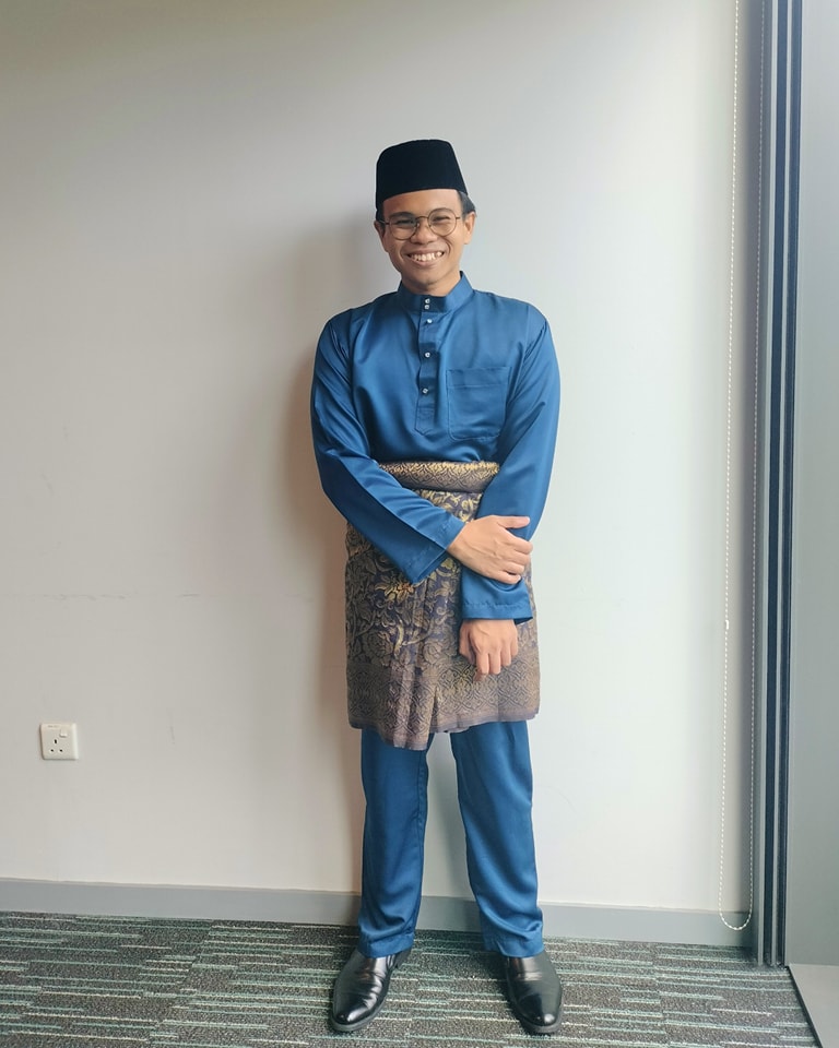After 4 years attending classes in uni, I celebrated my last class yesterday by wearing my favourite blue baju Melayu and floral kain samping (as it was also the 2nd day of Raya!)
Though I still have assignments and a thesis to submit, and an exam to clear within the next fortnight, it feels bittersweet knowing that my tenure as an SUSS undergraduate may soon end—should I pass my final semester, God Willing. Nonetheless, I wish to thank my lecturers and the peers that I've made over the years for their guidance and countless support in my academic journey.
I ask Allah SWT to ease me in finishing my tasks over the next two weeks, and to guide this descendant of an Ubin Orang Pulau in what the future holds for me.