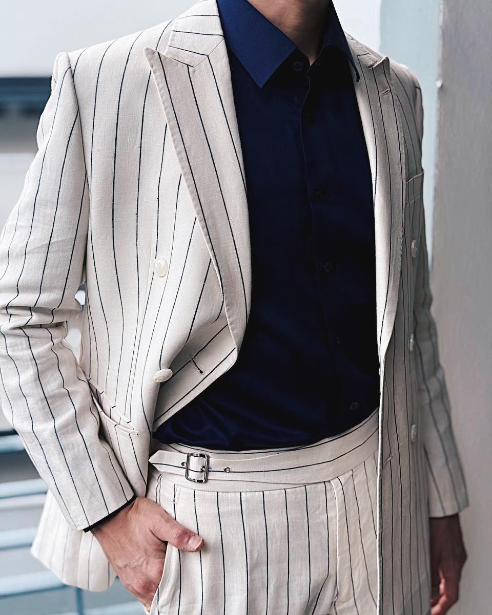 Here we have a stunning wedding-turned-summer suit in pure European linen. It doesn't always have to be black, blue or grey. Sometimes, it can be like this: chalk stripe 6x2 double-breasted in off-white, paired with a contrasting tailored shirt ✨
#estebartin #tailoredsuit #customsuits #madetomeasure #doublebreasted #summerjacket #linen #linensuit #sgtailor