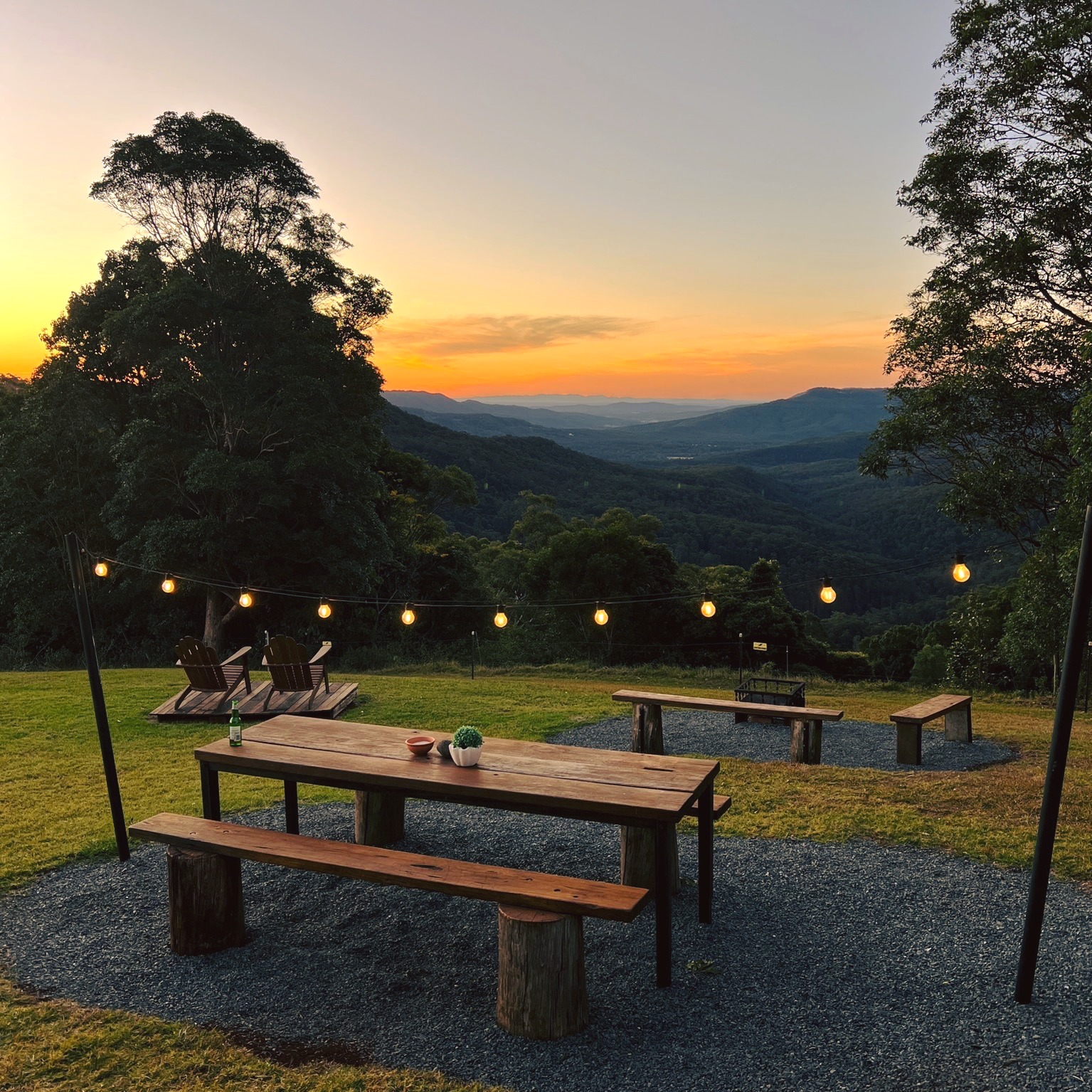 Create memorable moments, Get cozy around the fire pit and enjoy breathtaking sunsets 🌅✨ Our country sunsets will take your breath away! ✨🔥
#SunsetVibes #Stargazing #OutdoorEntertainment #FirePitLife #NatureLovers #scenicrim #fyreflyretreat #tinyhouseliving