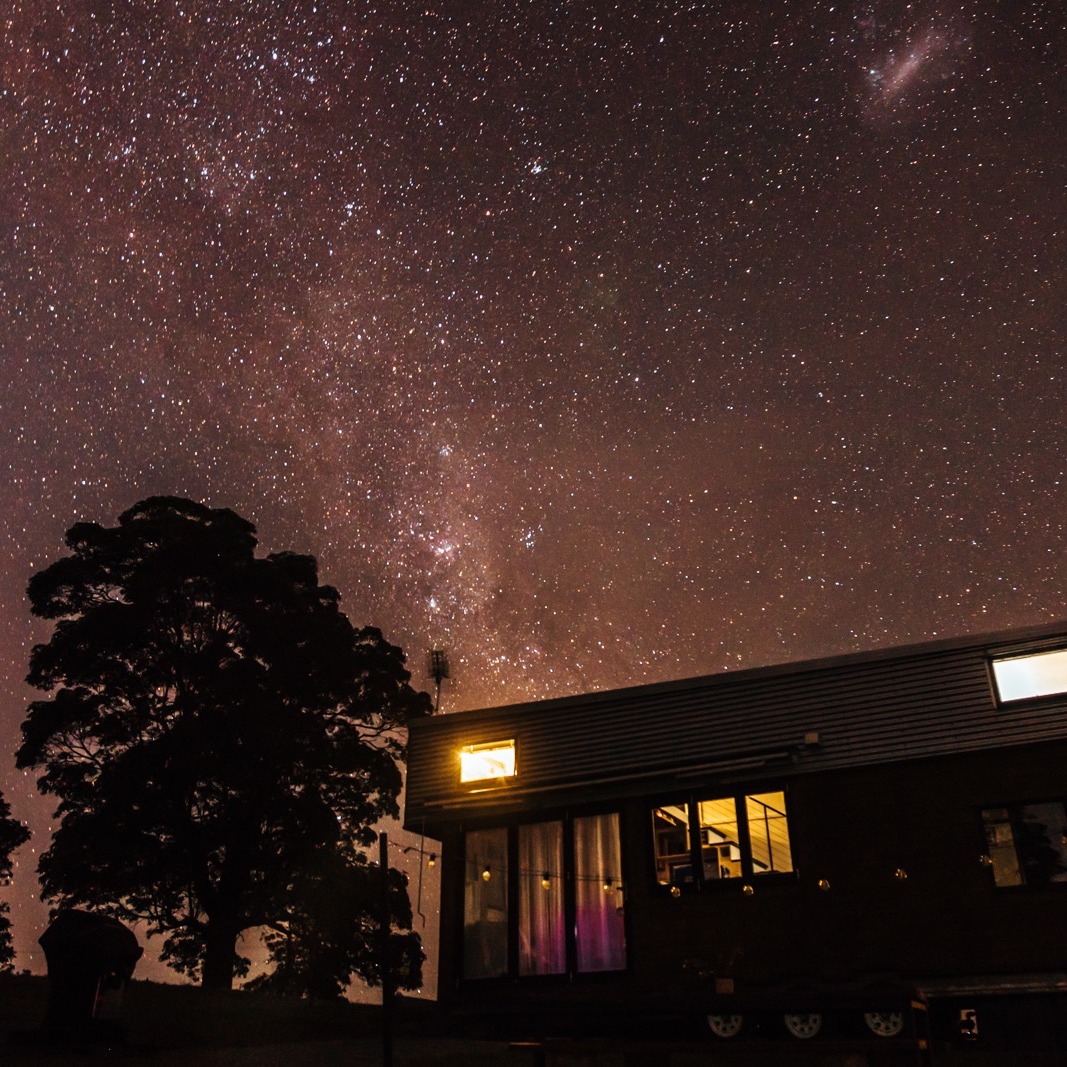 Unwind in nature's beauty, as you gaze at the stars above from outside or through the main bedroom skylight!!! ✨
#skylight #magicalmoments #Stargazing #weekendaway #scenicrim #fyreflyretreat