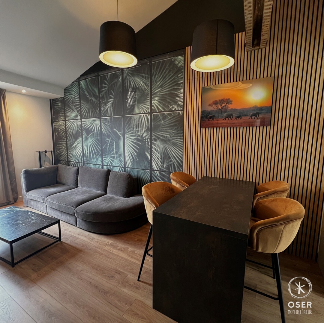 ✨ Une nouvelle réalisation qui invite au voyage 🌿🌅
Nous avons transformé cet intérieur en un véritable cocon alliant modernité, chaleur et nature 🌾🌍.
🔹 Un salon immersif : Un mur végétal graphique, du bois et des touches de noir pour un style élégant et intemporel.
🔹 Une ambiance cosy et sophistiquée : Matériaux nobles, lumière tamisée et mobilier soigneusement sélectionné.
🔹 Une chambre apaisante : Des suspensions chaleureuses et des teintes naturelles pour une atmosphère relaxante.
Qu’en pensez-vous ? Seriez-vous tenté(e) par une déco dans cet esprit nature?
#agencementinterieur #inspiration #conseildeco #travauxderenovation #architecteinterieur #architecture #deco #architecterennes #bois #createurinterieur #travaux #mieuxchezsoi #decorateur #vegetation #nature