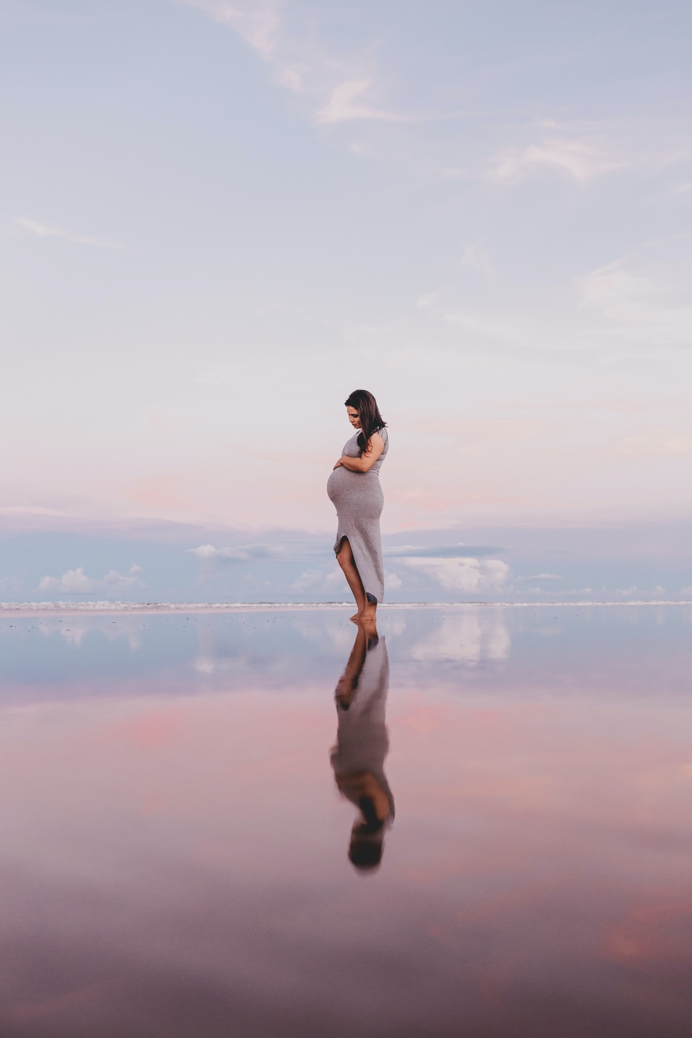 🤰 Pendant très longtemps je ne me suis pas autorisée à recevoir les futures mamans, car ma technique ne permettait pas de les accompagner.
J’ai été moi-même frustrée de ne pas avoir eu de suivi en Shiatsu pour mes grossesses.
⭐️ Je suis heureuse de pouvoir proposer aujourd’hui un protocole adapté aux femmes enceintes !
👉 Une demoiselle est venue me voir récemment en séance, m’annonçant avec joie et enthousiasme qu’elle était enceinte de 3 semaines.
Mais elle était angoissée de faire une fausse couche...Elle m’expliquait que les réseaux sociaux la saturaient de témoignages de femmes, ayant subies la perte d’un enfant.
😱 Depuis, elle était en hyper vigilance, à écouter son corps et vérifier qu’elle avait toujours ses manifestations de grossesse.
☀️ La 1ère séance a permis de calmer l’émotionnel et de ramener de la sécurité de fond. La semaine qui a suivi elle s’est sentie beaucoup plus détendue et avait fait le choix de se couper des informations sclérosantes.
💛 Suite à ça, nous avons fait un protocole de protection de la femme enceinte et du bébé qui, utilisé par certains confrères, a fait ses preuves depuis de nombreuses années.
#keikoshiatsu #shiatsulyon #bienetrelyon #doinlyon #aromatherapielyon #massagelyon #santenaturelle #huileessentielles #energetiquechinoise #medecinechinoise #acupression #developpementpersonnel #sérénité #psychologiepositive #formationaromatherapie #holistique #soinénergétiquelyon #santemental #formationmassage #formationlyon #femmeenceinte #énergétique #acuponcture