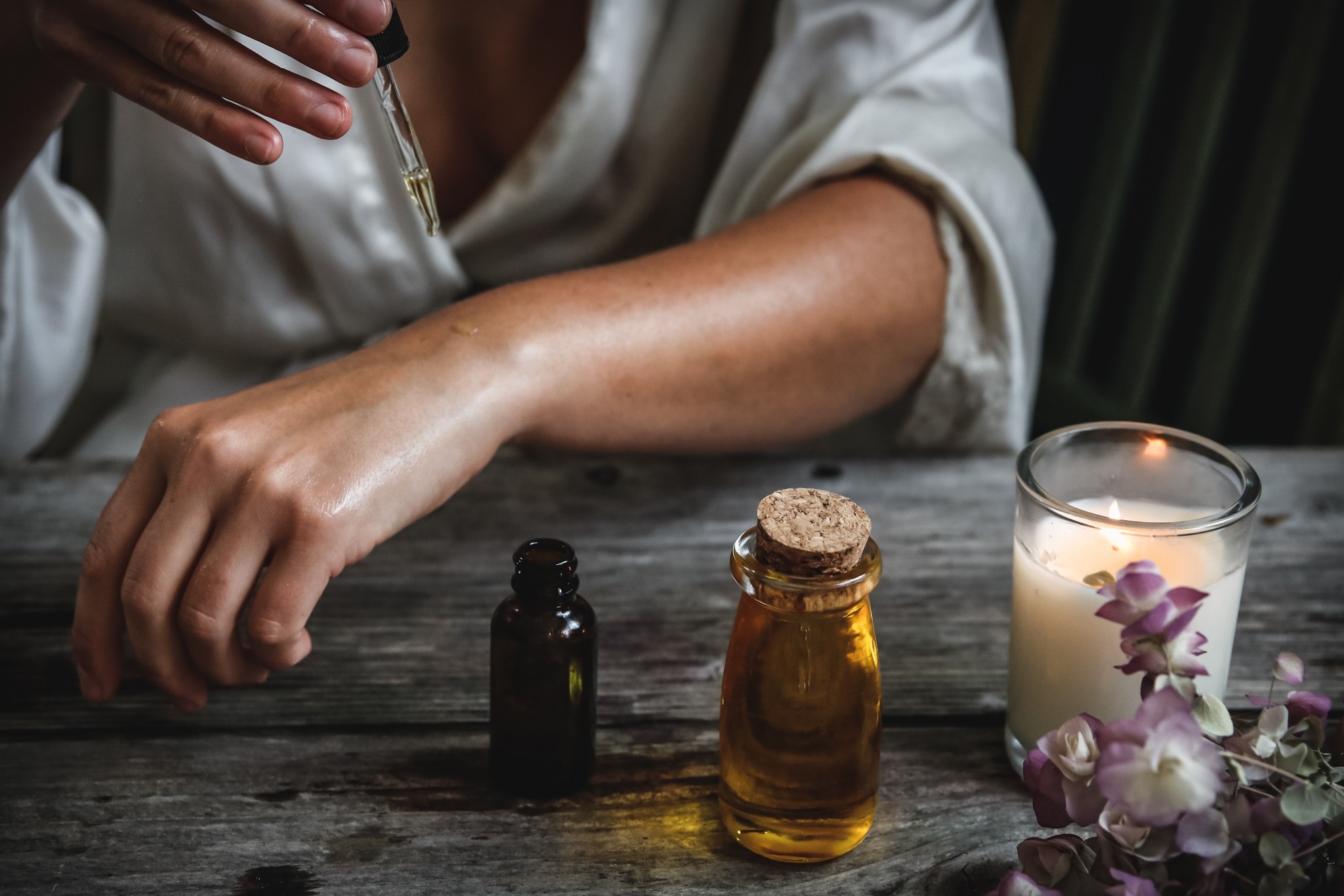 🌿 Une huile essentielle à avoir avec soit pour l'hiver.... C'est le ravintsara (cinnamomum camphora CT cinéole) :
💚 Madagascar, famille botanique Lauracées, distillation des feuilles
🤧 Antivirales exceptionnelles, expectorante, renforce l'immunité, pour les périodes de grippes ou infections virale, fatigue profonde nerveuse/physique, mauvaise qualité de sommeil
👍Utilisation en friction sur les avants bras ou sous les pieds Inhalation pour dégager les voies respiratoires (dans un mouchoir est respirer au besoin)
⛔️ Attention asthmatique en crise et personnes épileptiques (oxyde)
📍 Le saro (cinnamosma fragrans) est très proche dans sa composition biochimique de celle du ravintsara, la différence serra une odeur plus légère et délicate. Vous pouvez changer une année sur l'autre.
✨ Un mélange booste immunitaire : 2ml ravintsara, 2ml eucalyptus radié, 1ml sarriette des montagnes, 2ml tea tree, 2ml palmarosa, 1ml bois de rose, diluez a 50% avec une huile végétale et appliquer sur la face interne des poignets.
à bientôt ⛩
#keikoshiatsu #shiatsulyon #bienetrelyon #doinlyon #aromatherapielyon #massagelyon #santenaturelle #huileessentielles #energetiquechinoise #medecinechinoise #acupression #developpementpersonnel #sérénité #psychologiepositive #formationaromatherapie #holistique #soinénergétiquelyon #santemental #formationmassage #formationlyon