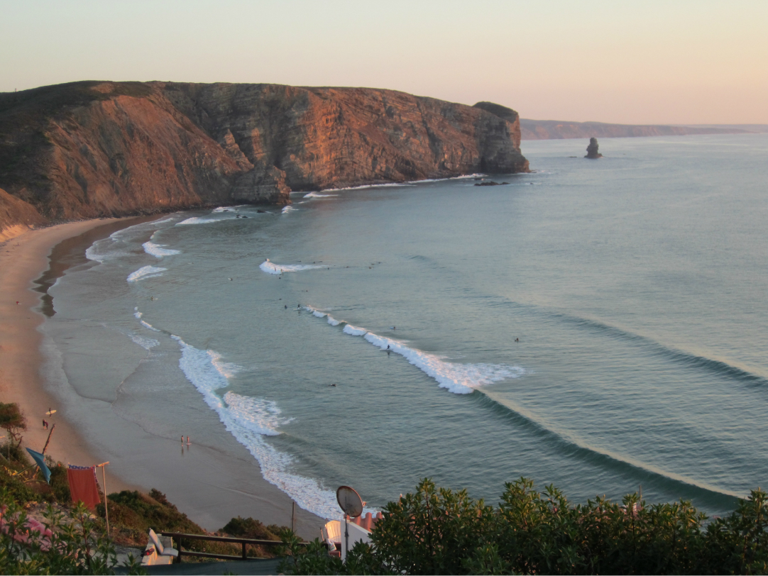 Hey remote workers and surfers!
We still got two rooms free from November on in monthly rent. We are 5 minutes away from Arrifana beach, the hot spot of the area to surf. Internet works fine to work and the weather never gets really cold. If you are interested and would like to know more about, please send us a message. We are looking forward to hear from you!