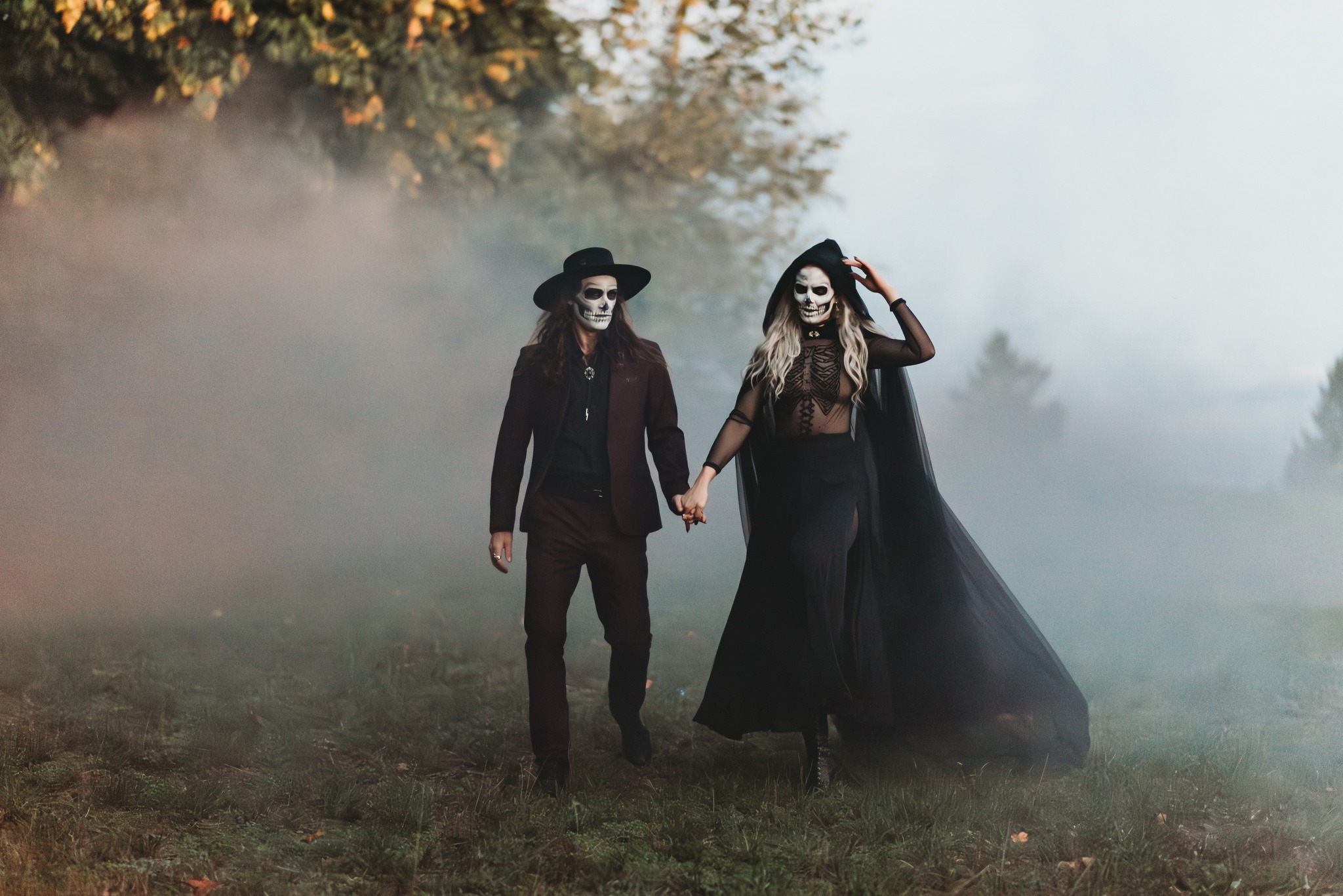 Time for another spooky session photo of these two babes, Karie and Kevin! 🎃👻 I’ve been so excited to share this one.
Stay tuned for more spooky goodness coming your way soon! 🖤✨