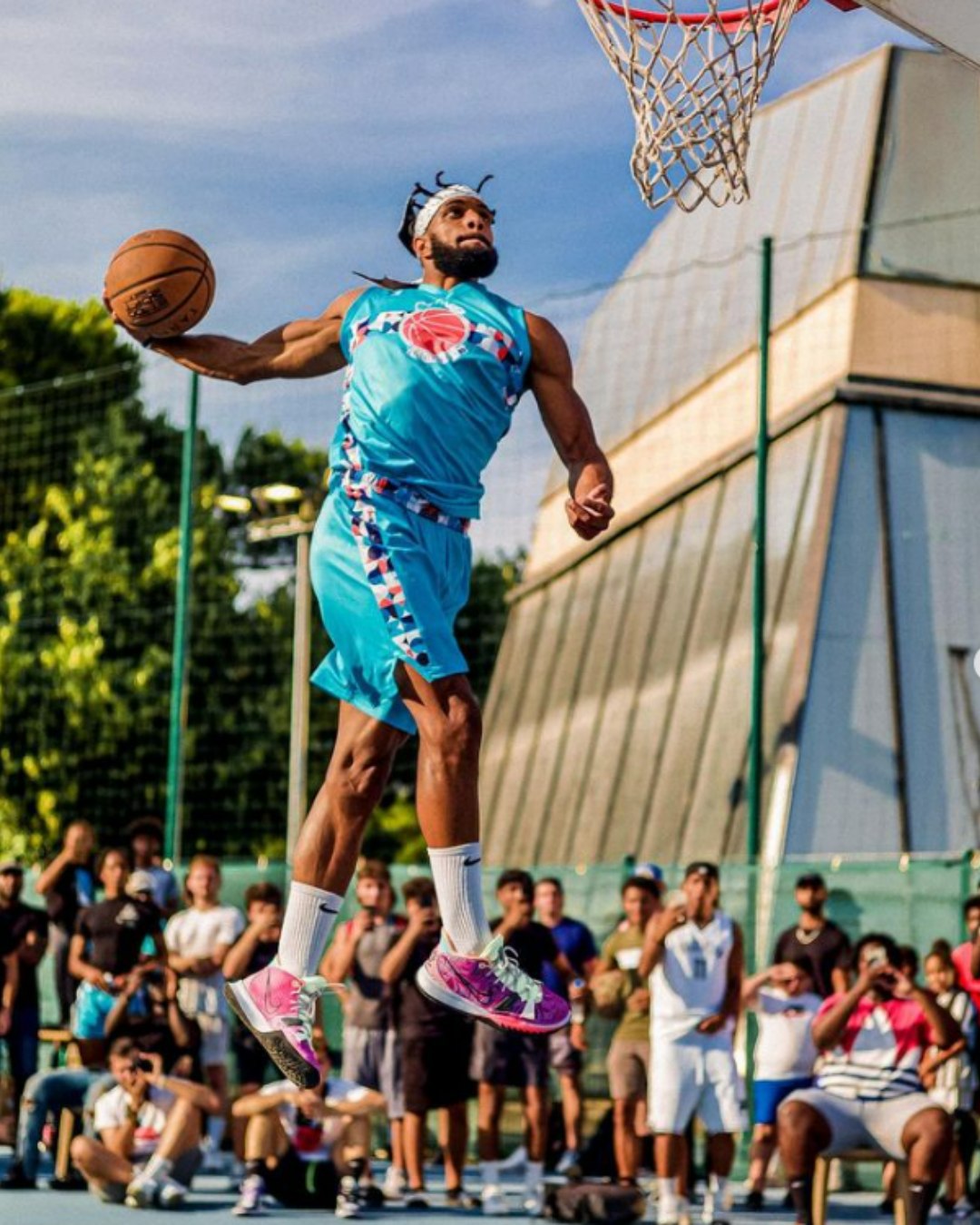 "Les obstacles ne doivent pas vous arrêter. Si vous vous trouvez face à un mur, ne faites pas demi-tour et n'abandonnez pas. Trouvez comment l'escalader, le traverser ou le contourner." Michael Jordan
.
.
.
#basketball #sportfrancais #matchbasket #occitanie #frenchriviera