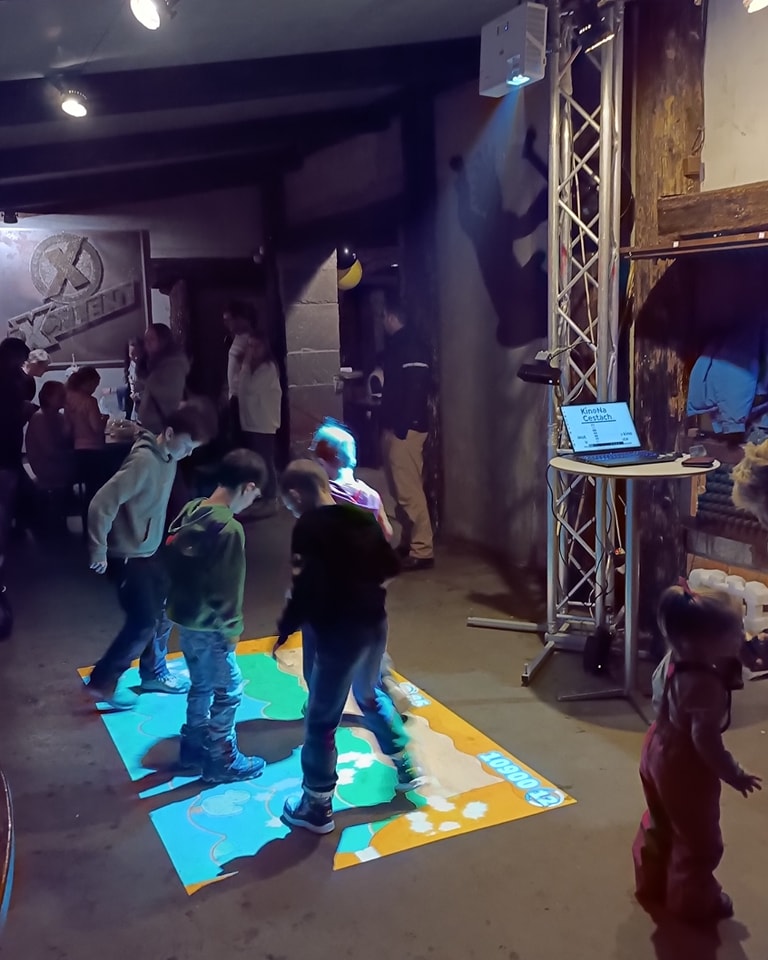 Mikulášskou interaktivní projekci pro spolek Nikdy nejsi sám si děti náramně užily a zapojili se i rodiče 🕺💃😁
#KinoNaCestach #MobilniKino #PromitameKdekoliv #InteraktivniZabava