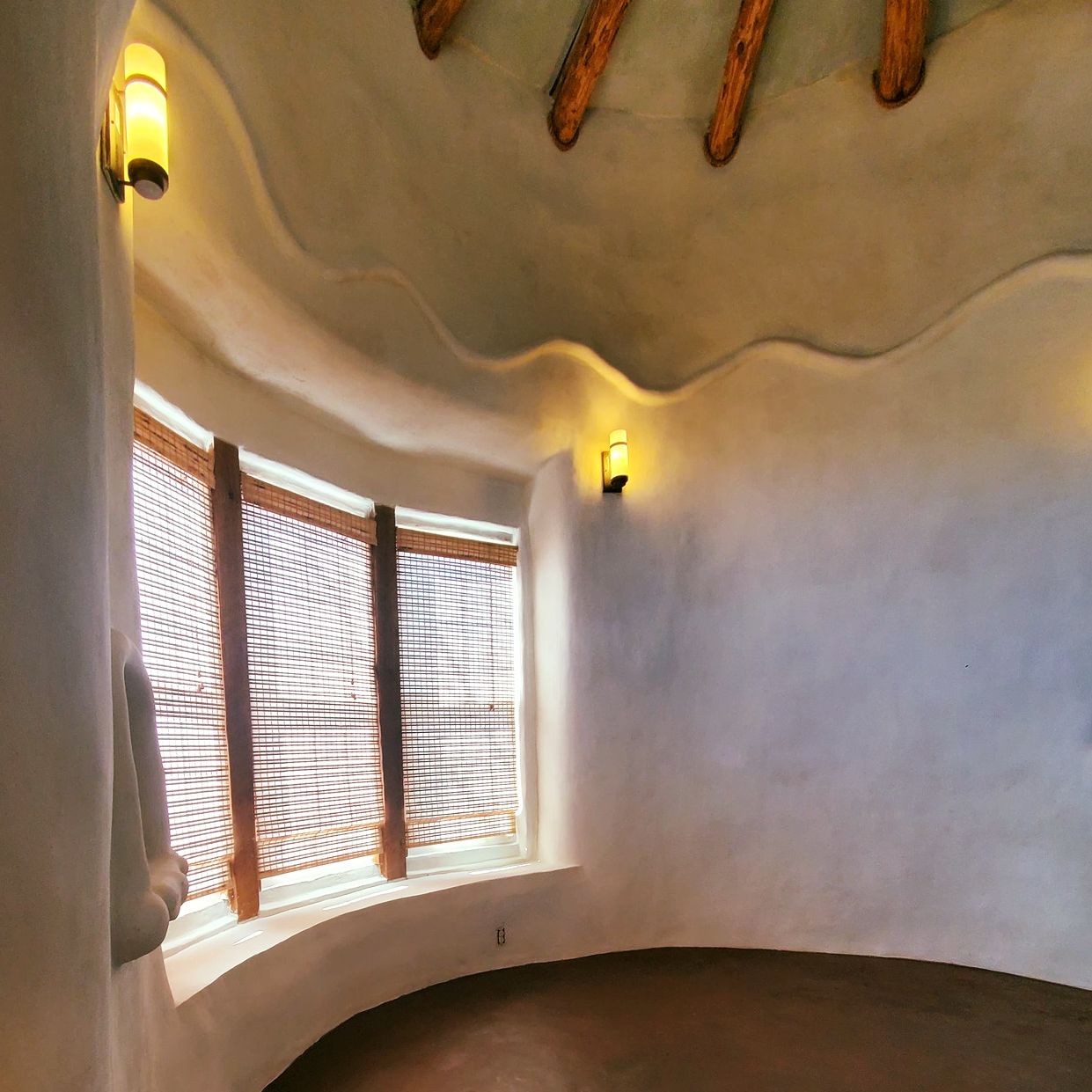 when you have thick #strawbale walls, you have so so many options on how to treat door & window openings:
hard corners or soft curves?
plaster or wood or tile on the deep sill?
flat or arched top?
storage under the window?
There's so many options to play with and get creative with!!
#itsallinthedetails #strawbaledetails #architecturaldetails #interiordesign #naturalbuilding #buildnaturally