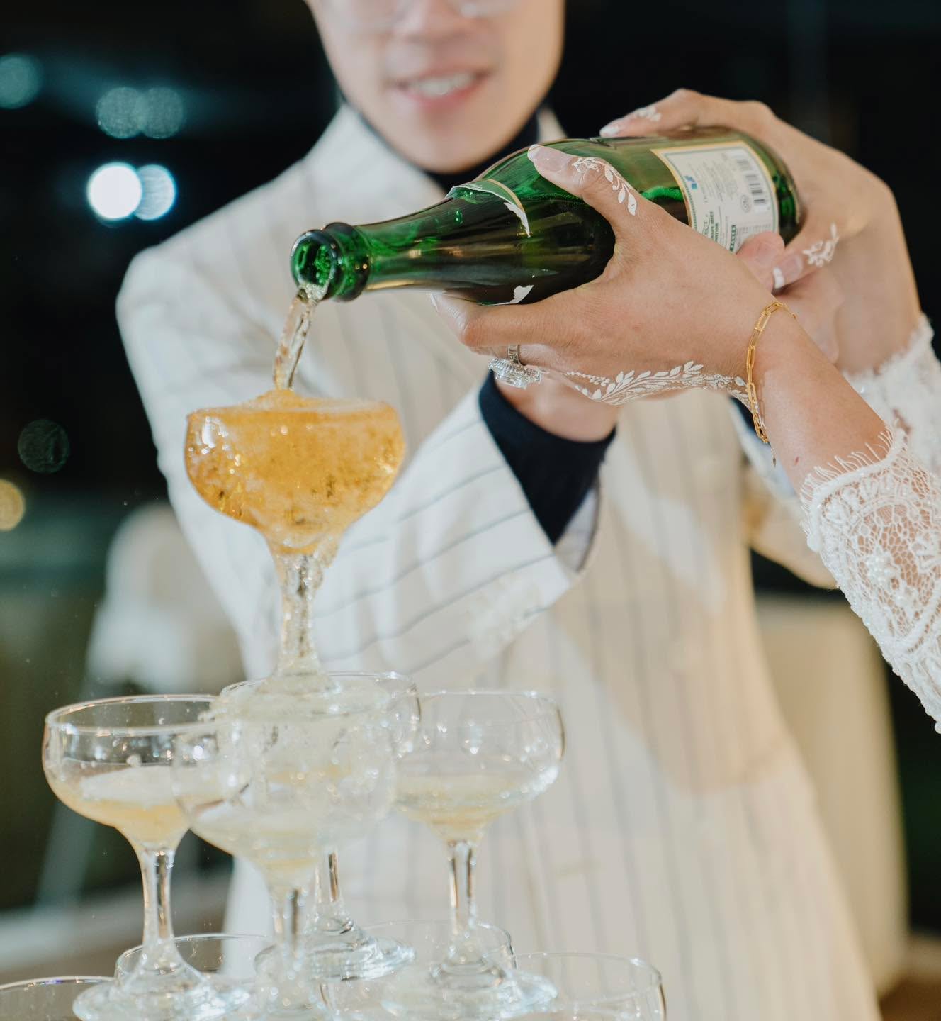 An off-white chalk-striped double-breasted linen suit as the groom's choice for his wedding reception 🥂 Simply pairing it with a contrasting turtleneck shirt to give it a sharp and modern twist to the classic look!
#estebartin #customsuits #tailoredsuit #mensfashion #tailoring #doublebreastedsuit #linensuit #chalkstripe #ivorysuit #offwhitesuit #offwhitesuits #weddingsuit